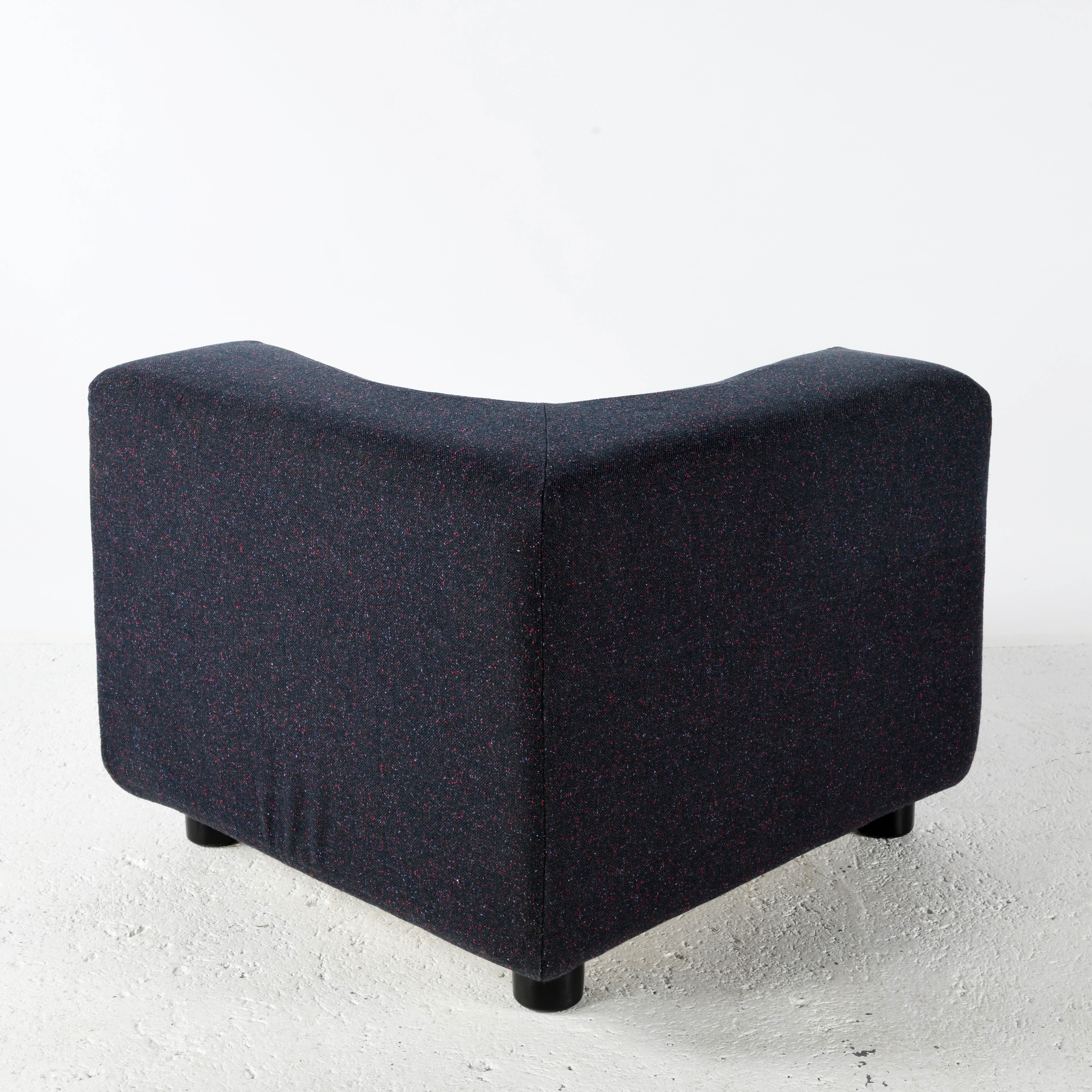 Suite de cinq fauteuils formant un grand canapé modulable, mousse et tissu. en vente 8