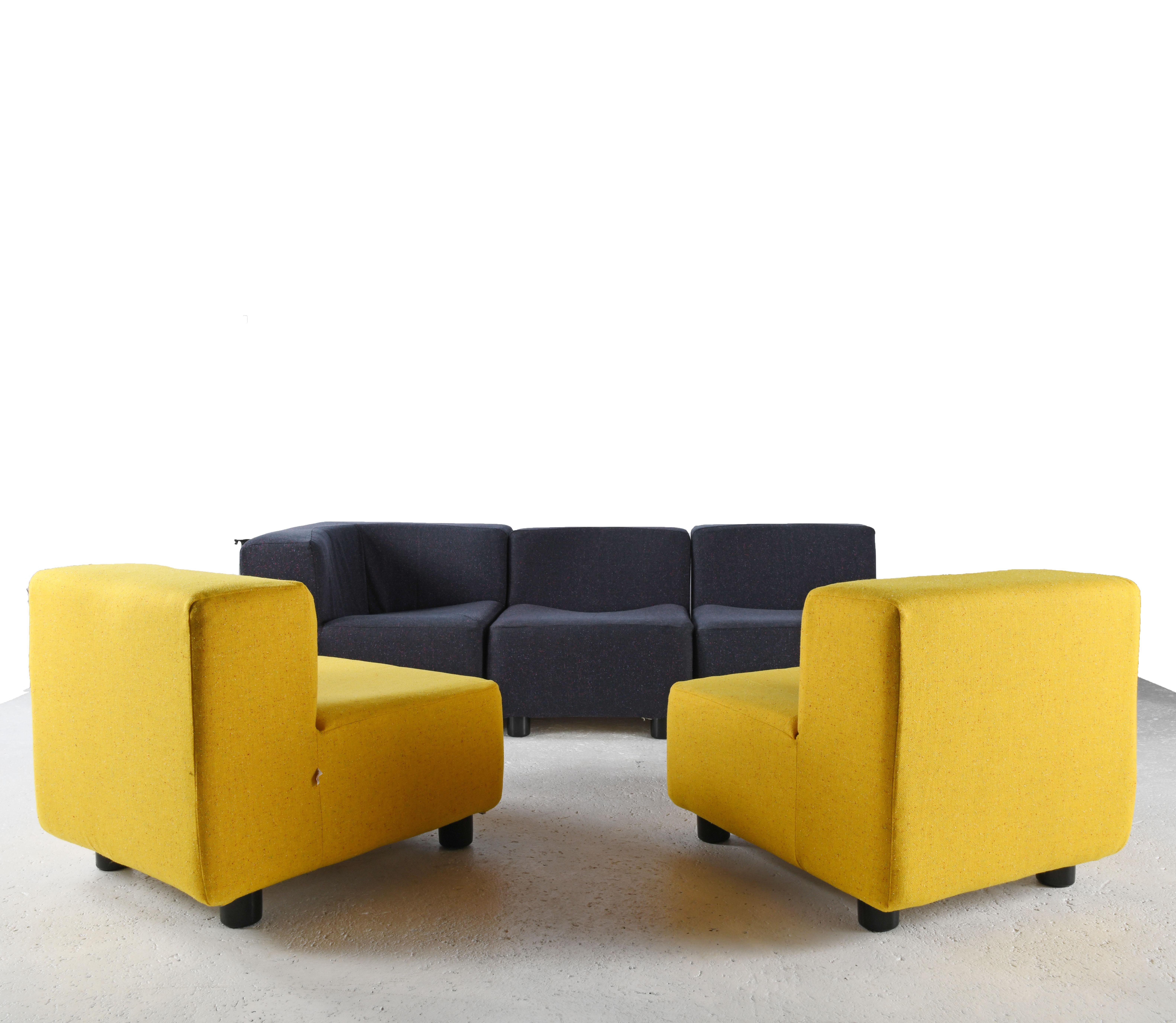 Moderne Suite de cinq fauteuils formant un grand canapé modulable, mousse et tissu. en vente