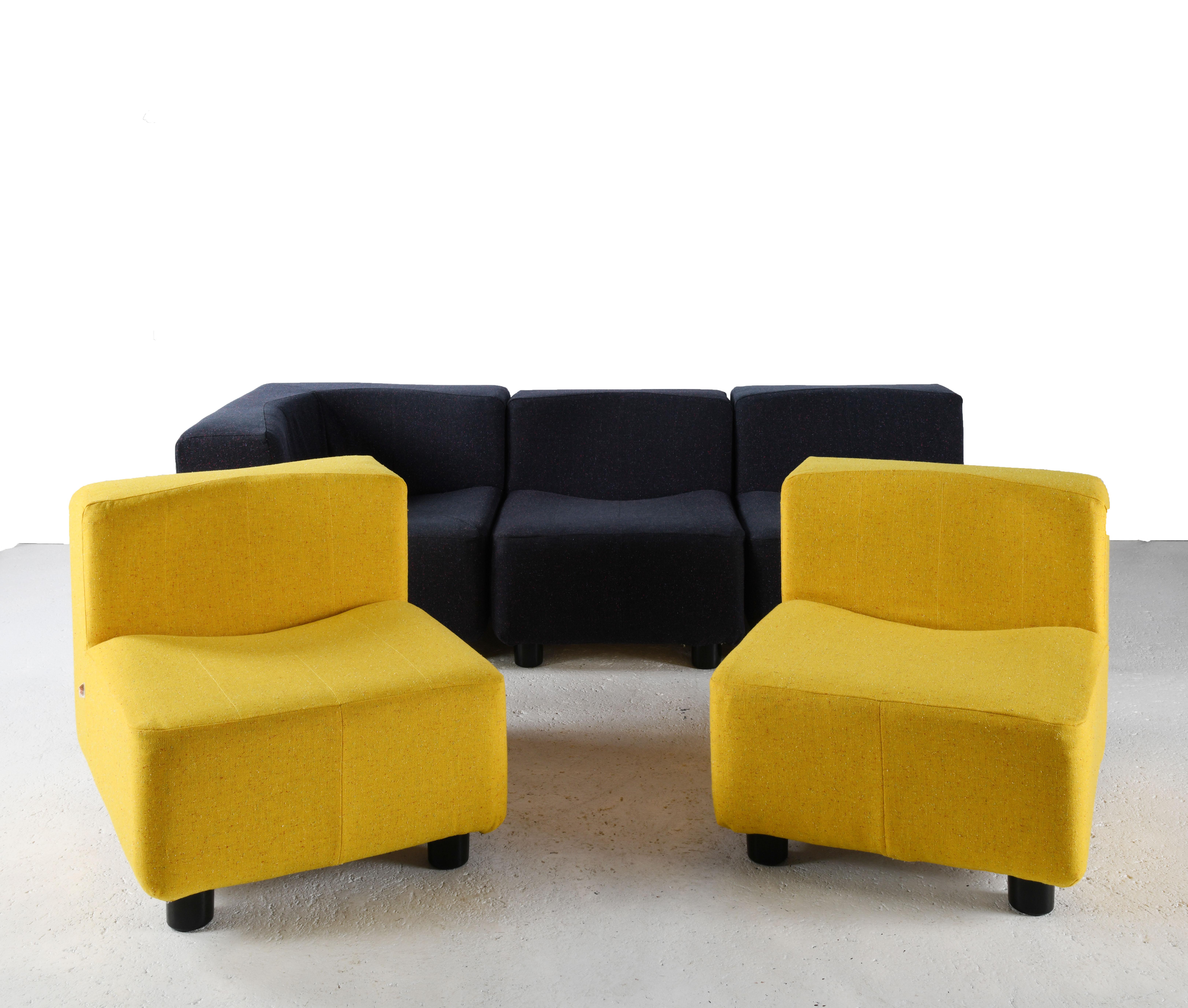 Suite de cinq fauteuils formant un grand canapé modulable, mousse et tissu. Bon état - En vente à SAINT-YRIEIX-SUR-CHARENTE, FR
