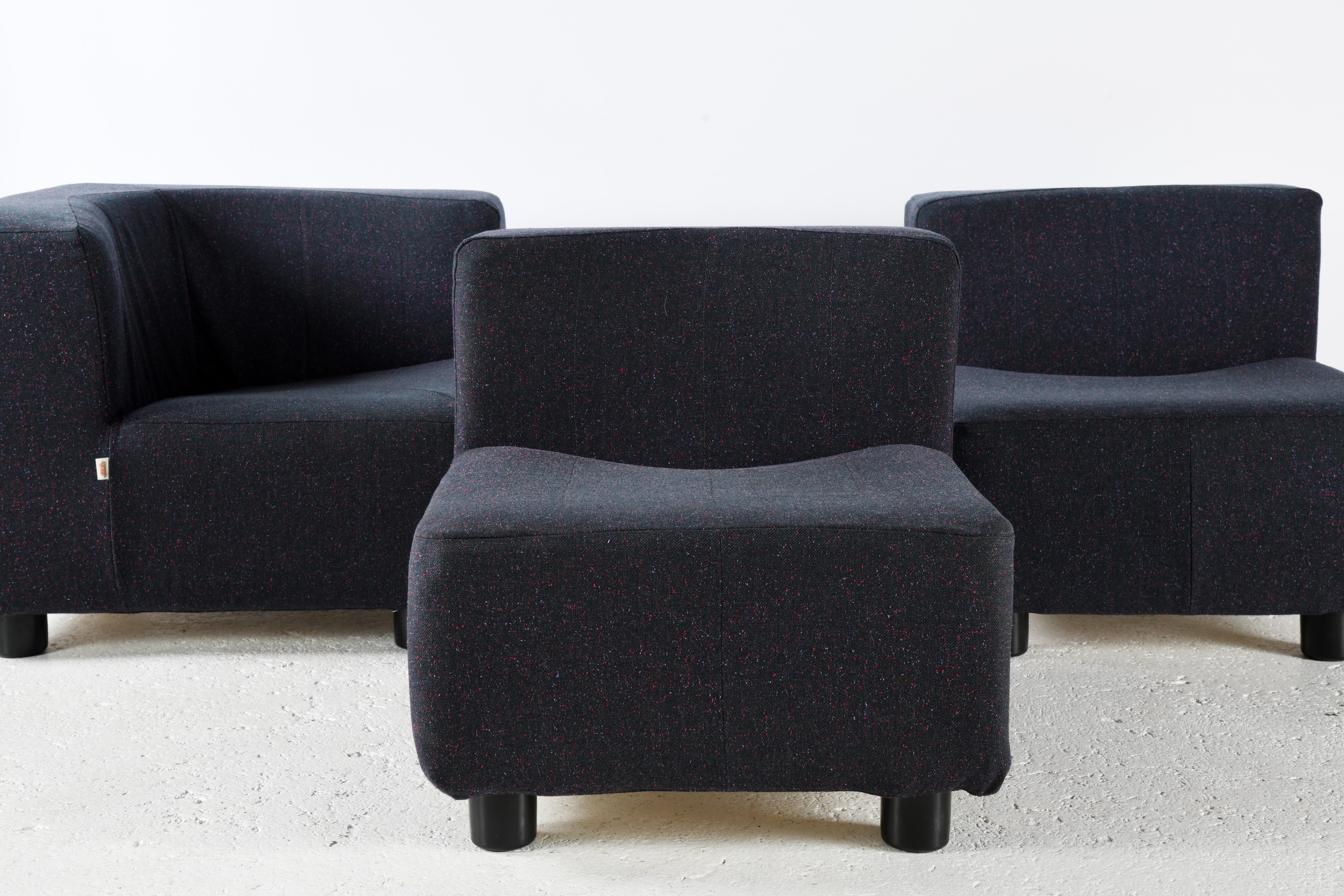 XXIe siècle et contemporain Suite de cinq fauteuils formant un grand canapé modulable, mousse et tissu. en vente