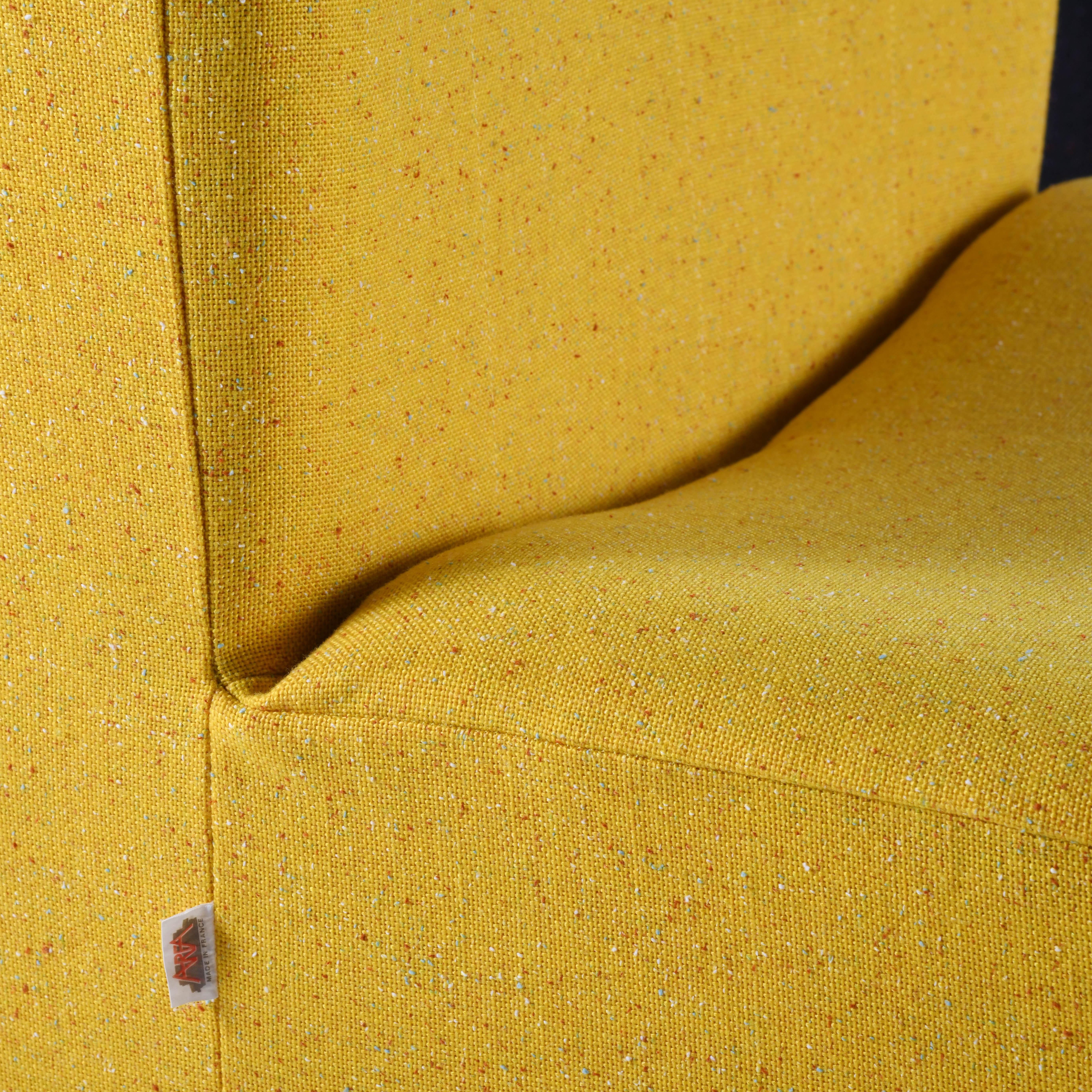 Tissu Suite de cinq fauteuils formant un grand canapé modulable, mousse et tissu. en vente
