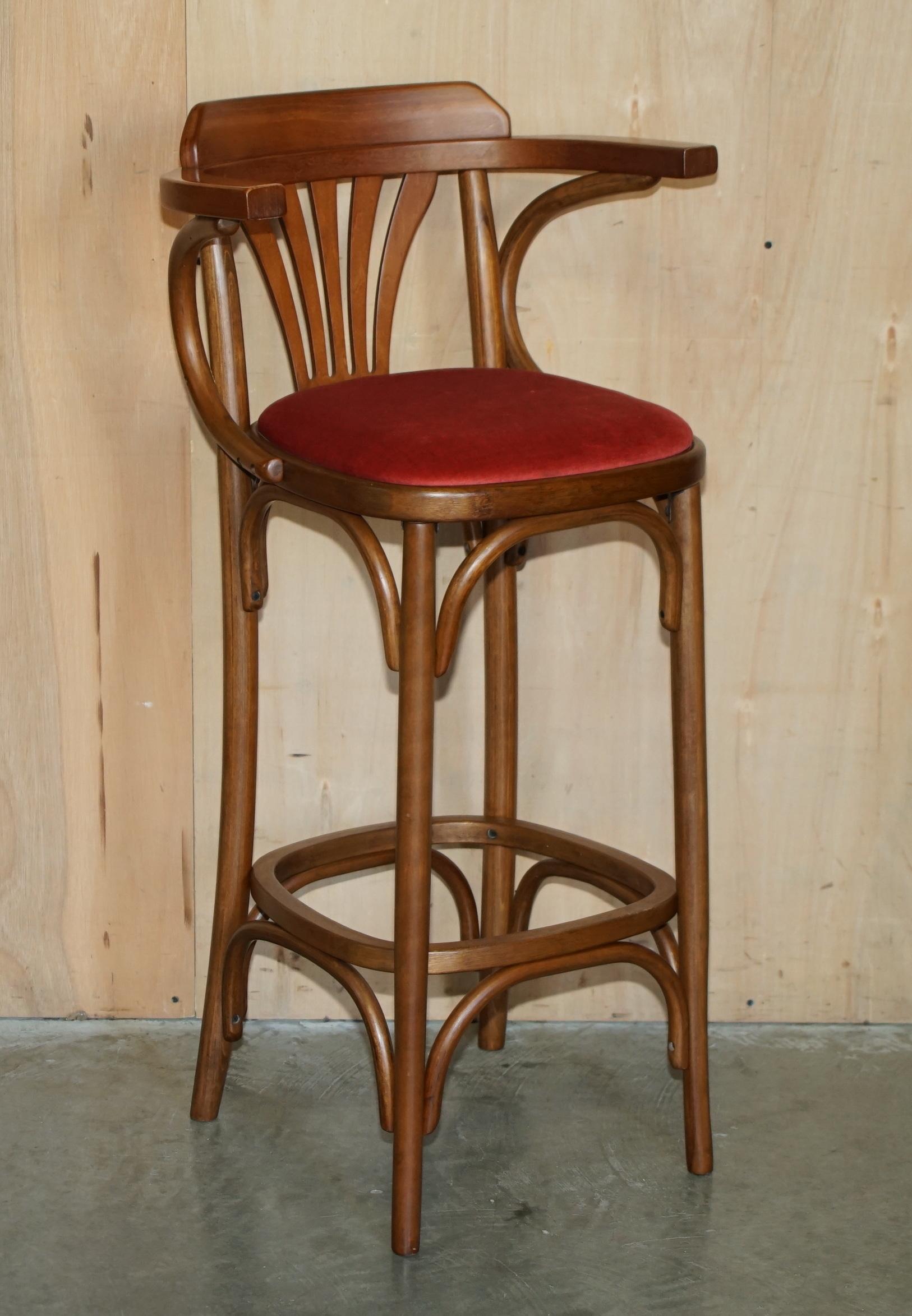 Royal House Antiques

Royal House Antiques freut sich, diese hübsche Suite von fünf Thonet Barhockern aus Bugholz mit bronzierten Befestigungen und gepolsterten Sitzpads zum Verkauf anzubieten.

Bitte beachten Sie die Liefergebühr aufgeführt ist nur