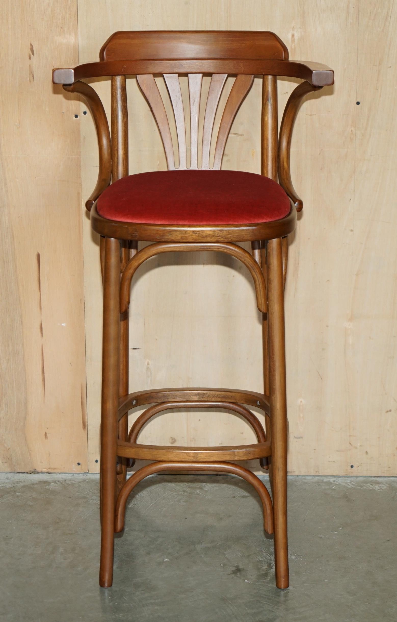 SUiTE OF FIVE BENTWOOD THONET BAR STOOLS FOR KITCHEN COCKTAIL AT HOME BARS ETC (Moderne der Mitte des Jahrhunderts) im Angebot