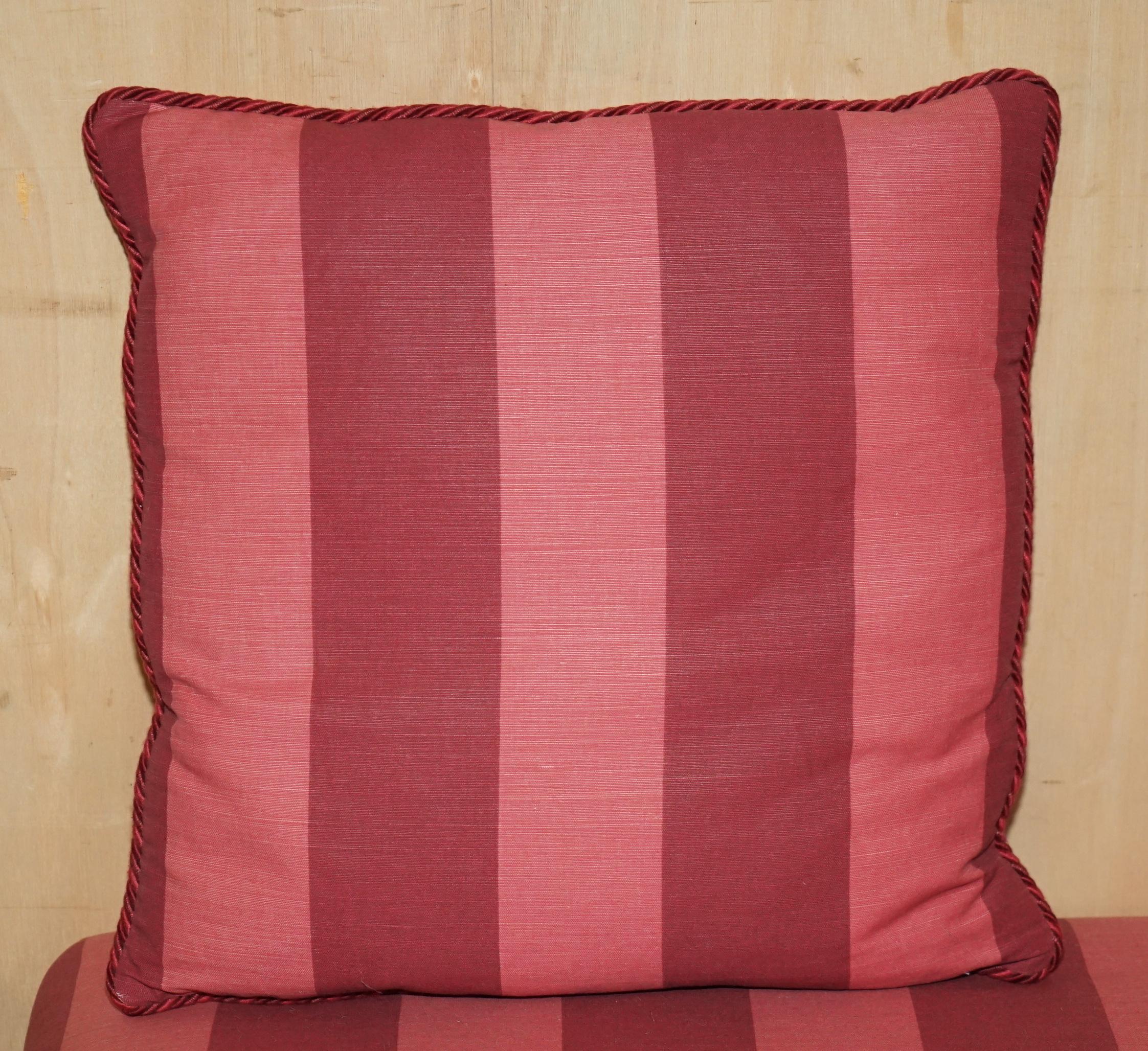 
Casa Reale Antiquariato

Royal House Antiques è lieta di offrire in vendita questo set di cinque cuscini da divano o poltrona a righe di George Smith con imbottitura interna in piuma.

Una suite deliziosa, accompagnata da un grazioso poggiapiedi