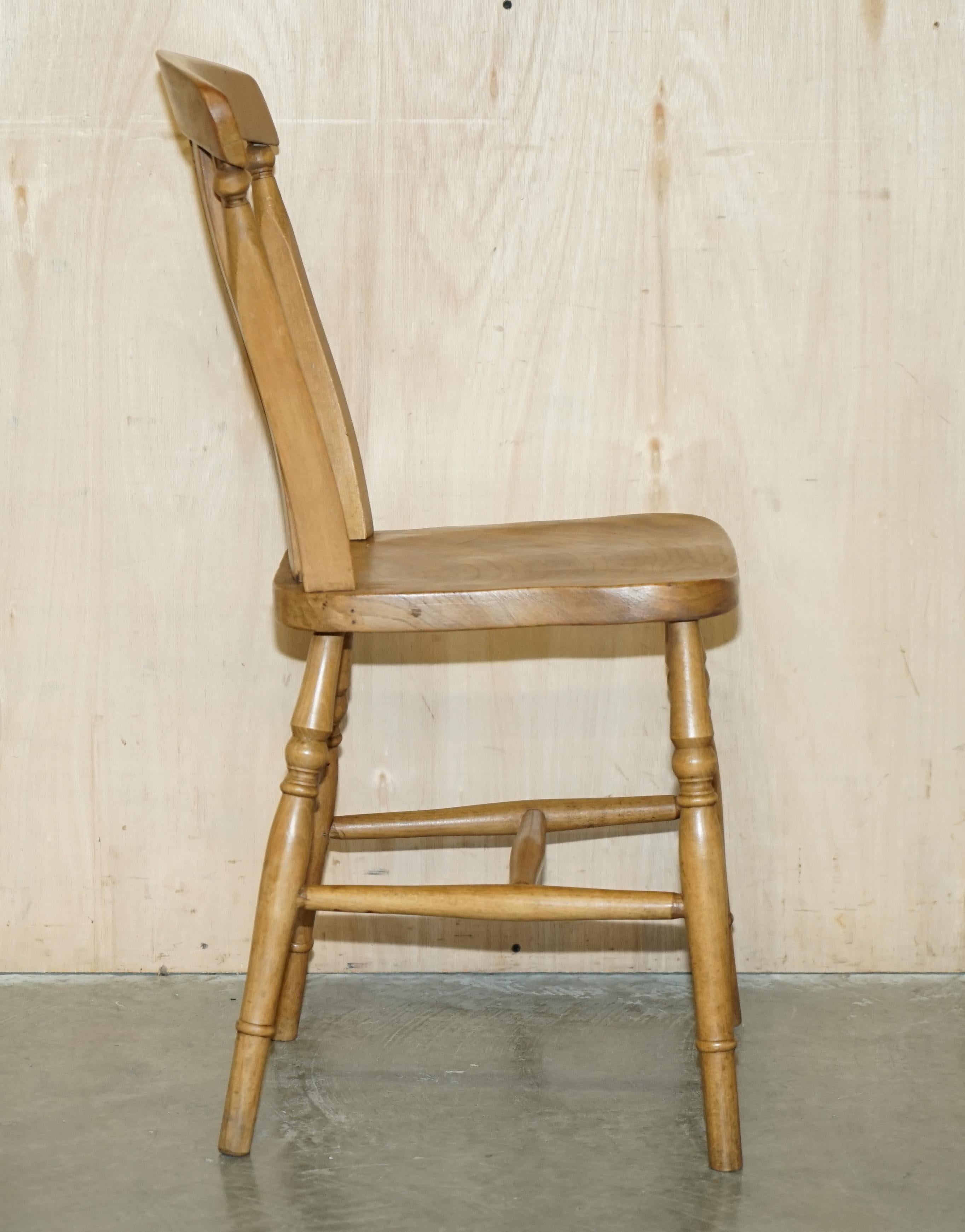SUITE OF SIX HAND CARVED ENGLISH OAK WINSOR STYLE COUNTRY HOUSE DINING CHAIRs For Sale 13