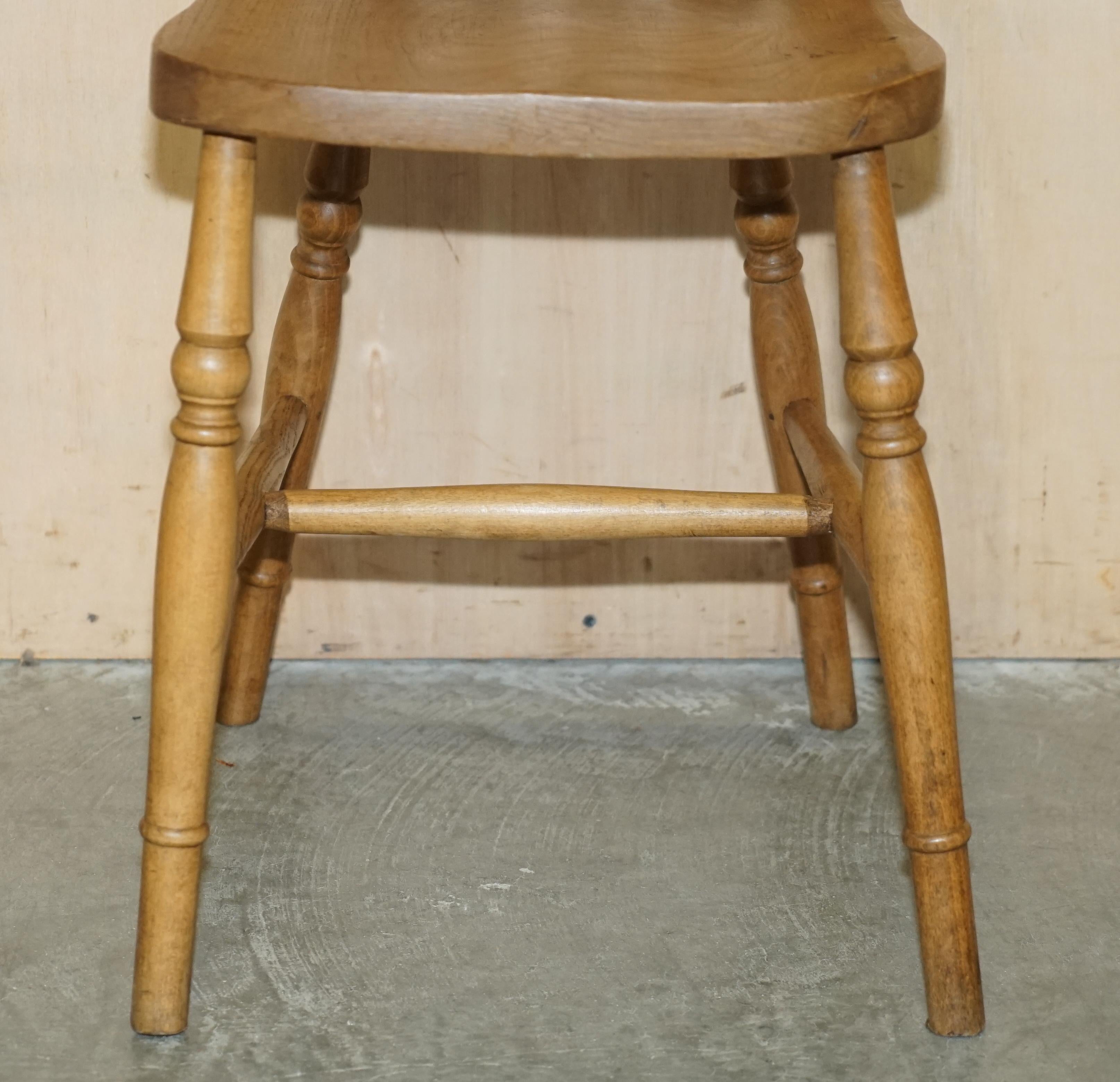 SUITE OF SIX HAND CARVED ENGLISH OAK WINSOR STYLE COUNTRY HOUSE DINING CHAIRs For Sale 1