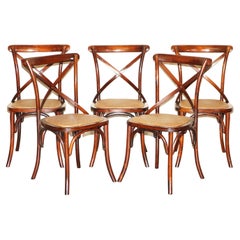 Suite de cinq chaises de salle à manger en bois cintré Oka avec jolis sièges en rotin tressé