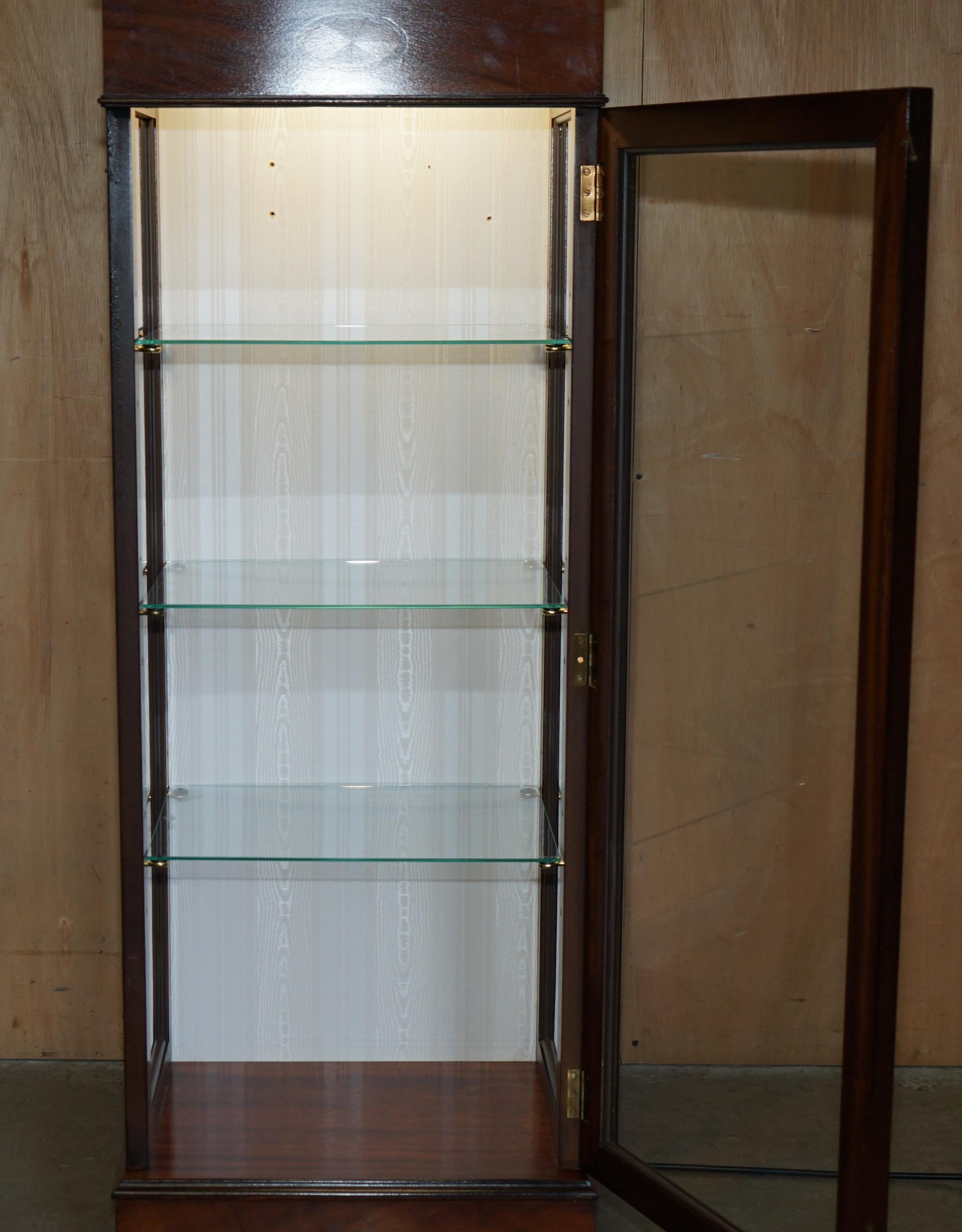 SUITE DI ARMADI A LUCE LED RIVIVIALE DI FiVE SHERATON CON VETRINE IN VETRO in vendita 2