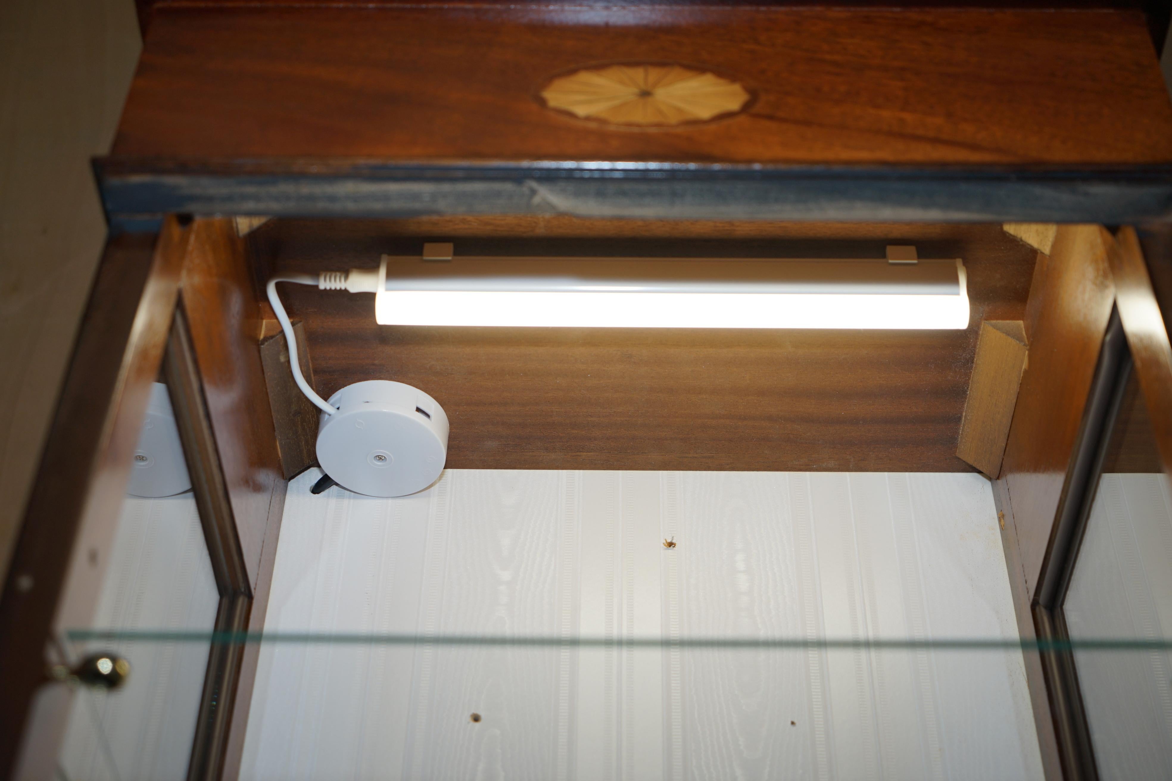 SUITE DI ARMADI A LUCE LED RIVIVIALE DI FiVE SHERATON CON VETRINE IN VETRO in vendita 3