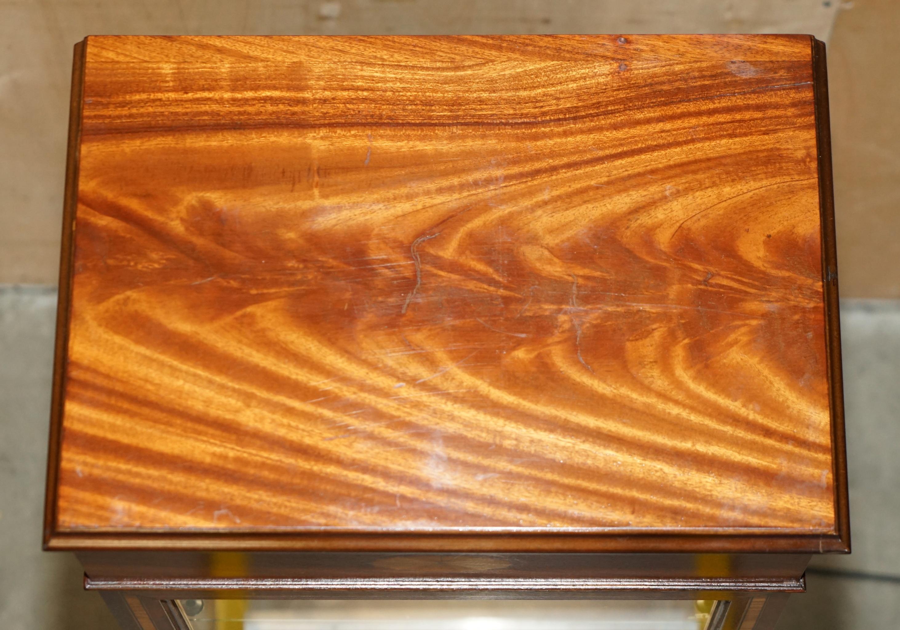 SUITE DI ARMADI A LUCE LED RIVIVIALE DI FiVE SHERATON CON VETRINE IN VETRO in vendita 4