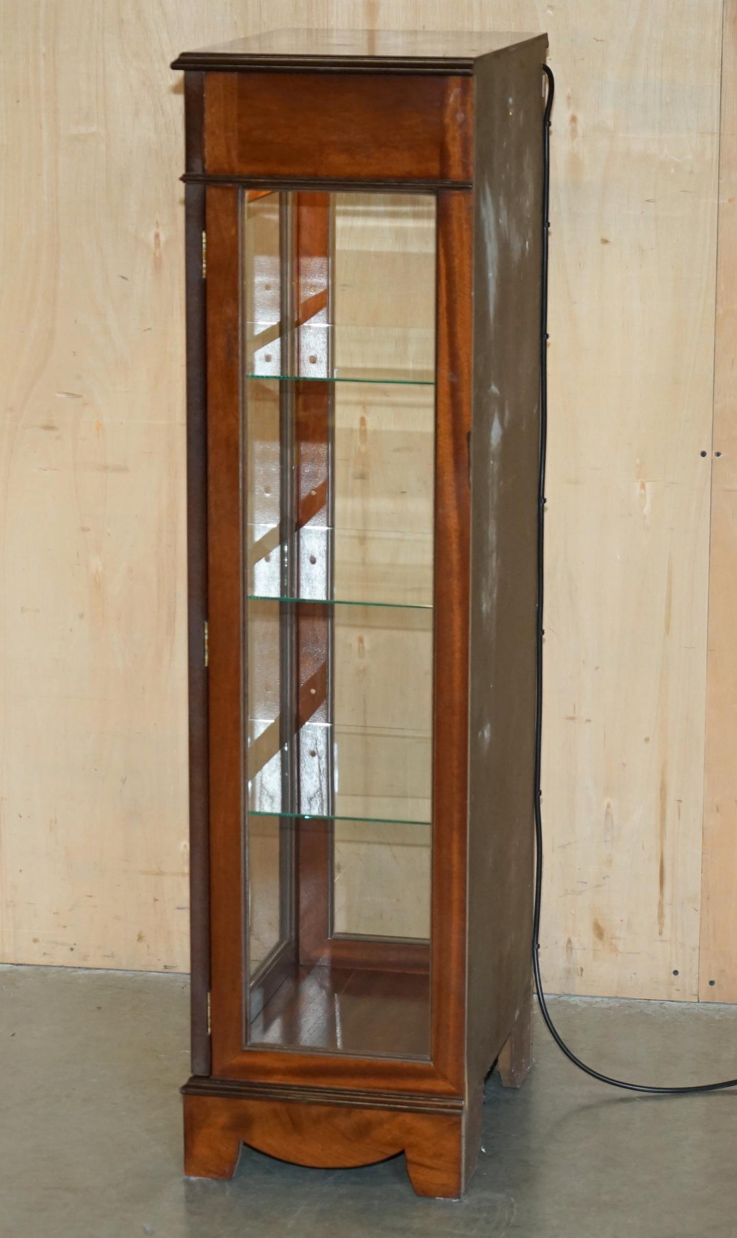 SUITE DI ARMADI A LUCE LED RIVIVIALE DI FiVE SHERATON CON VETRINE IN VETRO in vendita 5