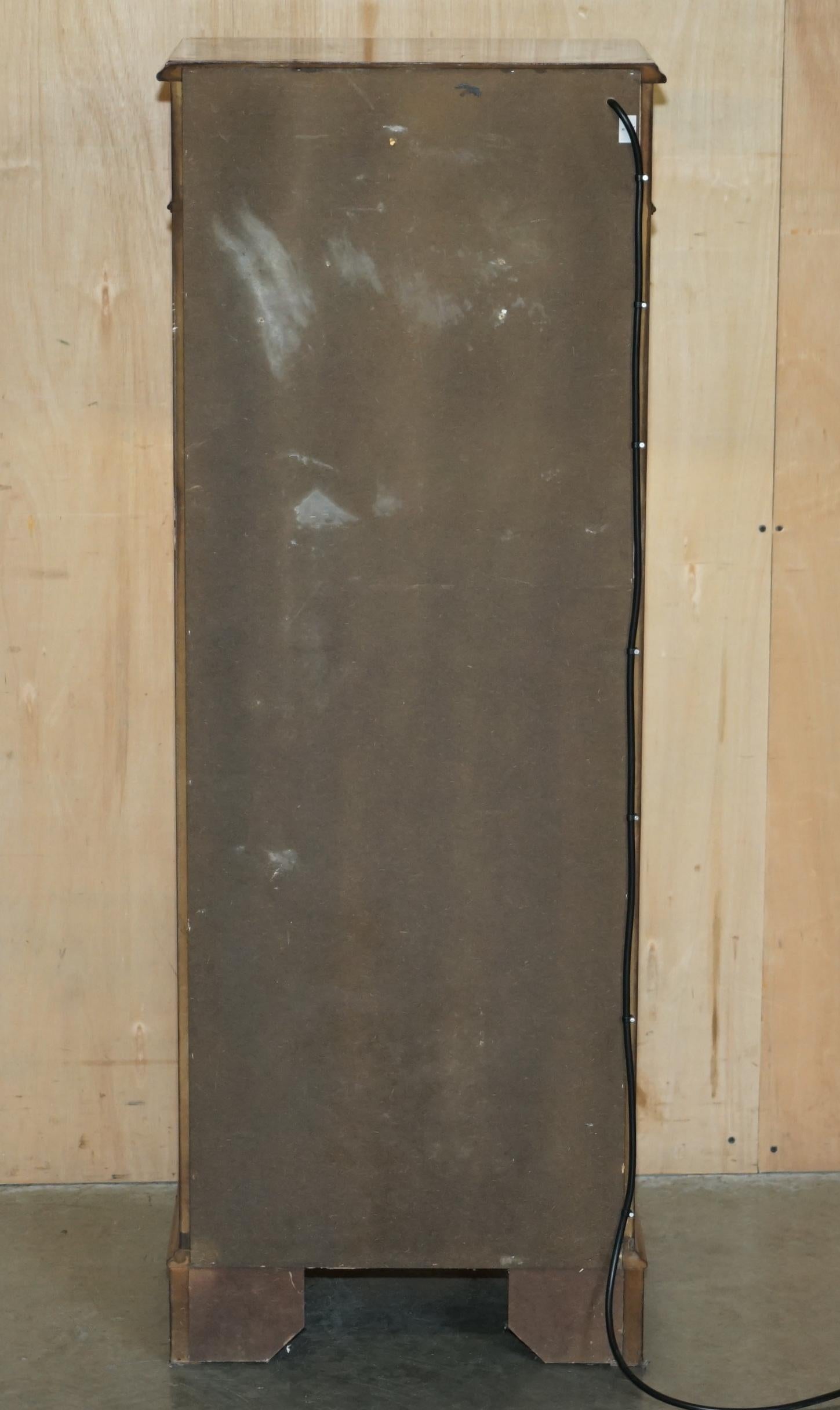 SUITE DI ARMADI A LUCE LED RIVIVIALE DI FiVE SHERATON CON VETRINE IN VETRO in vendita 6