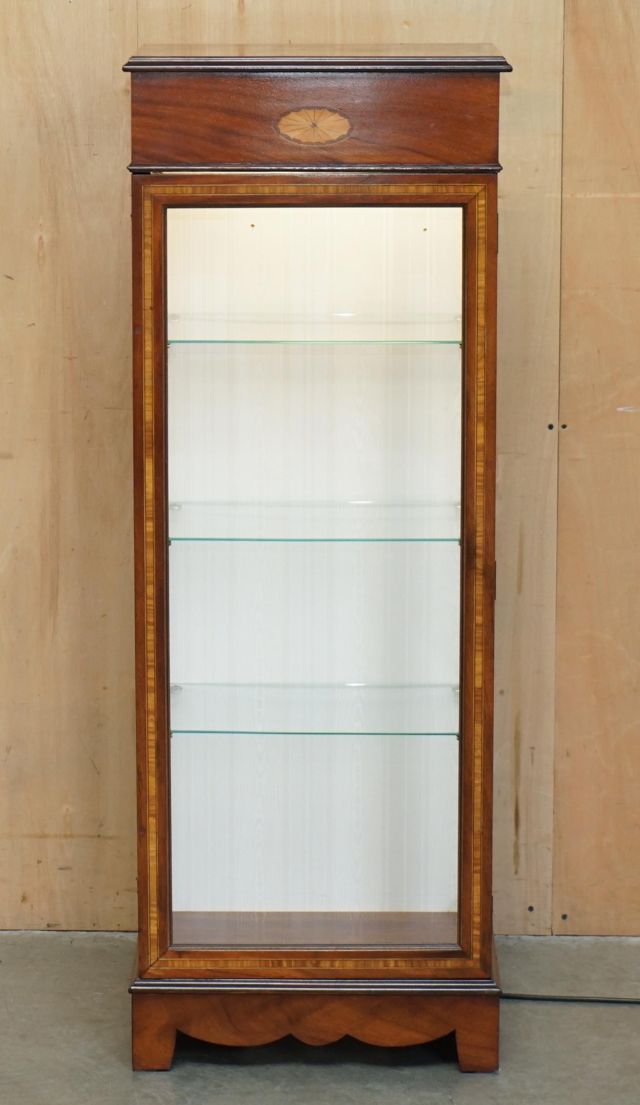 Sheraton SUITE DI ARMADI A LUCE LED RIVIVIALE DI FiVE SHERATON CON VETRINE IN VETRO in vendita