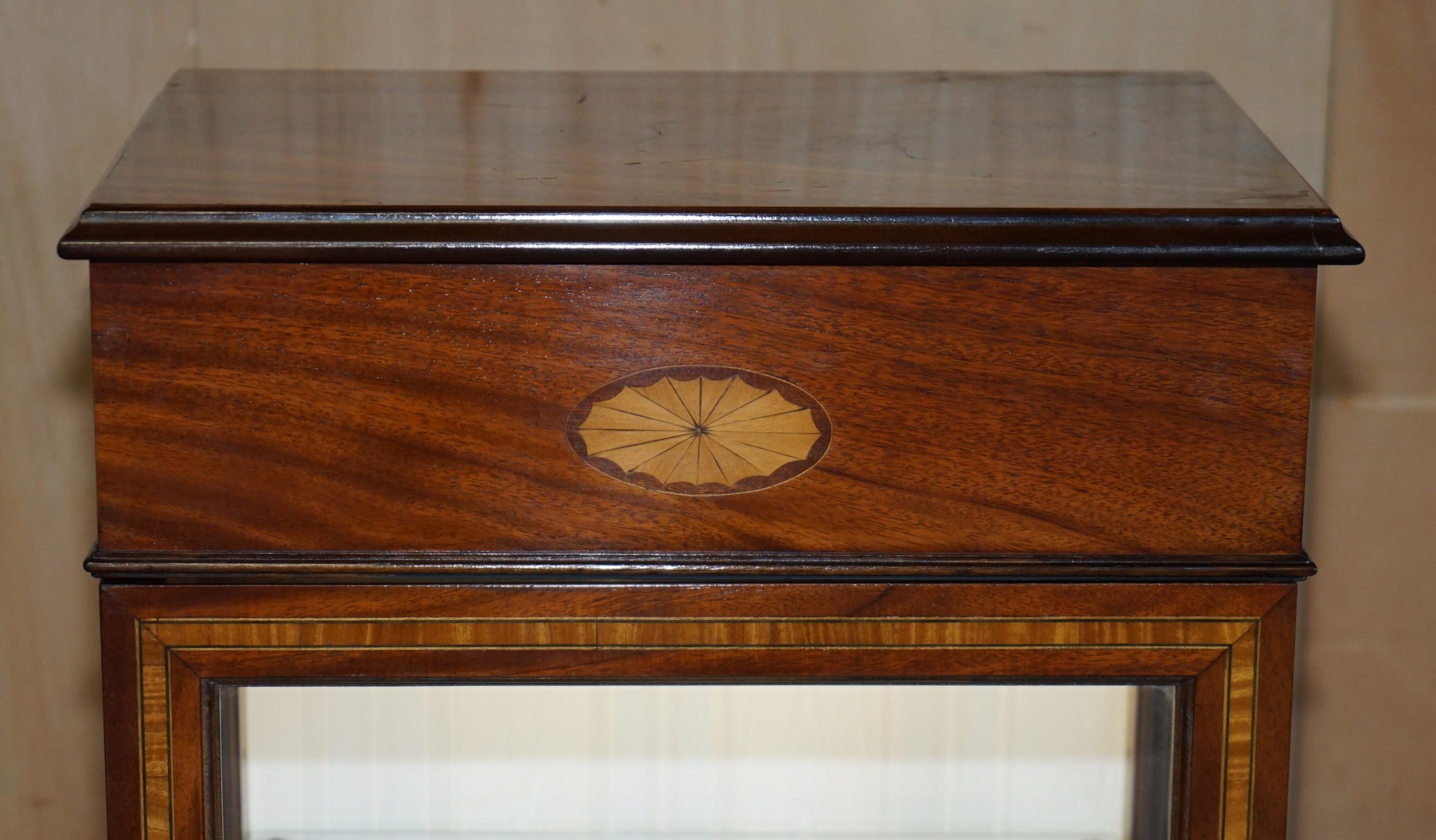 Inglese SUITE DI ARMADI A LUCE LED RIVIVIALE DI FiVE SHERATON CON VETRINE IN VETRO in vendita