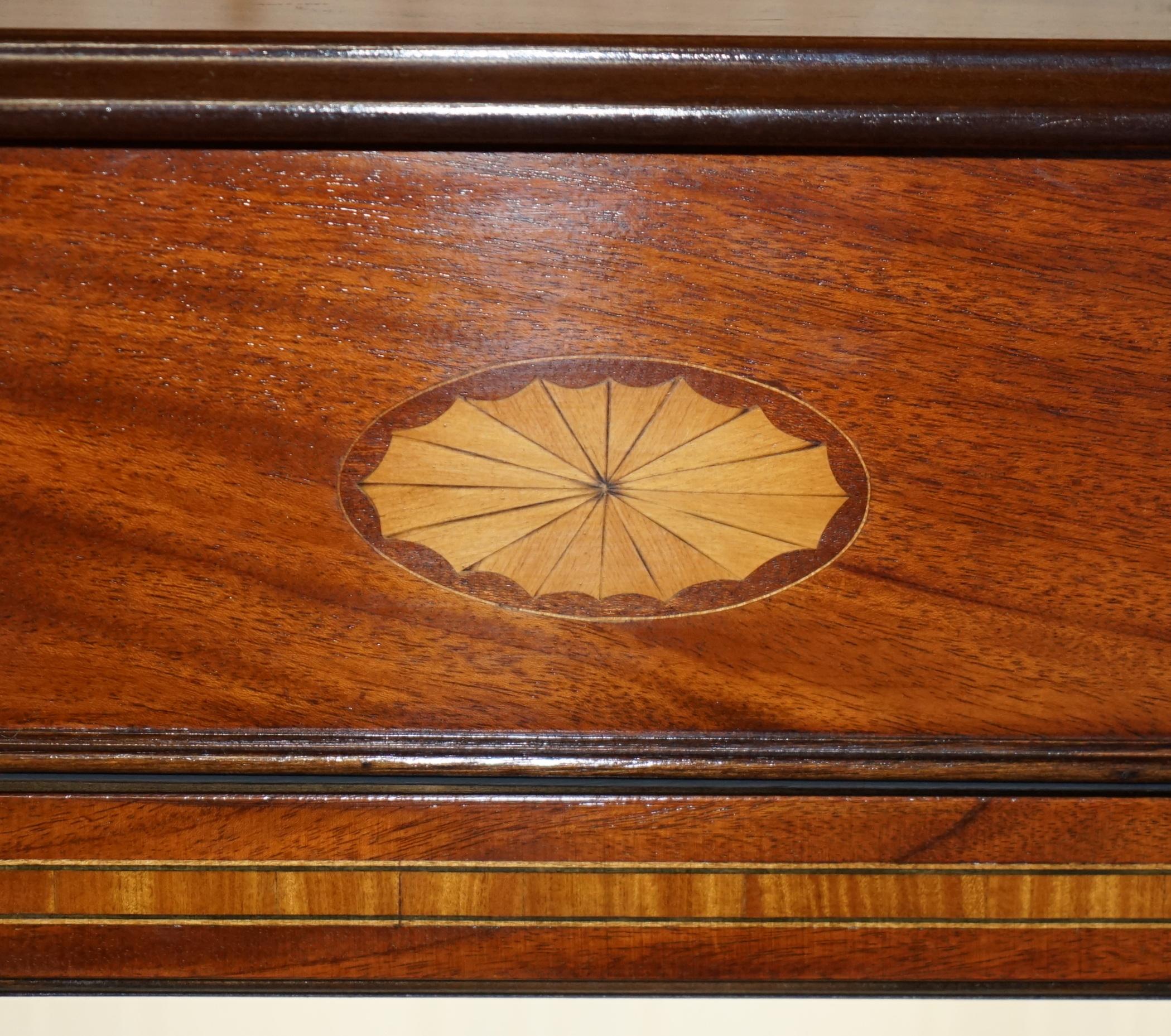 Fatto a mano SUITE DI ARMADI A LUCE LED RIVIVIALE DI FiVE SHERATON CON VETRINE IN VETRO in vendita