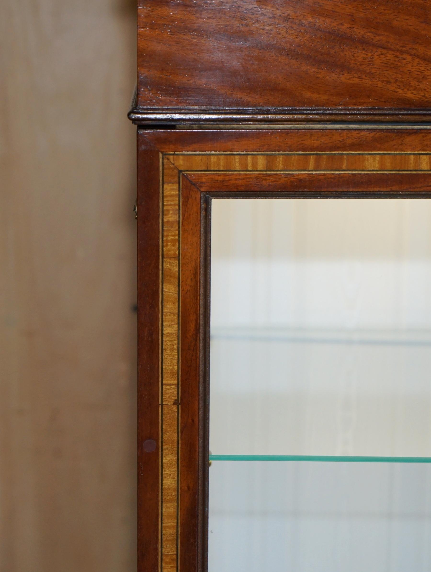 SUITE DI ARMADI A LUCE LED RIVIVIALE DI FiVE SHERATON CON VETRINE IN VETRO In condizioni buone in vendita a West Sussex, Pulborough