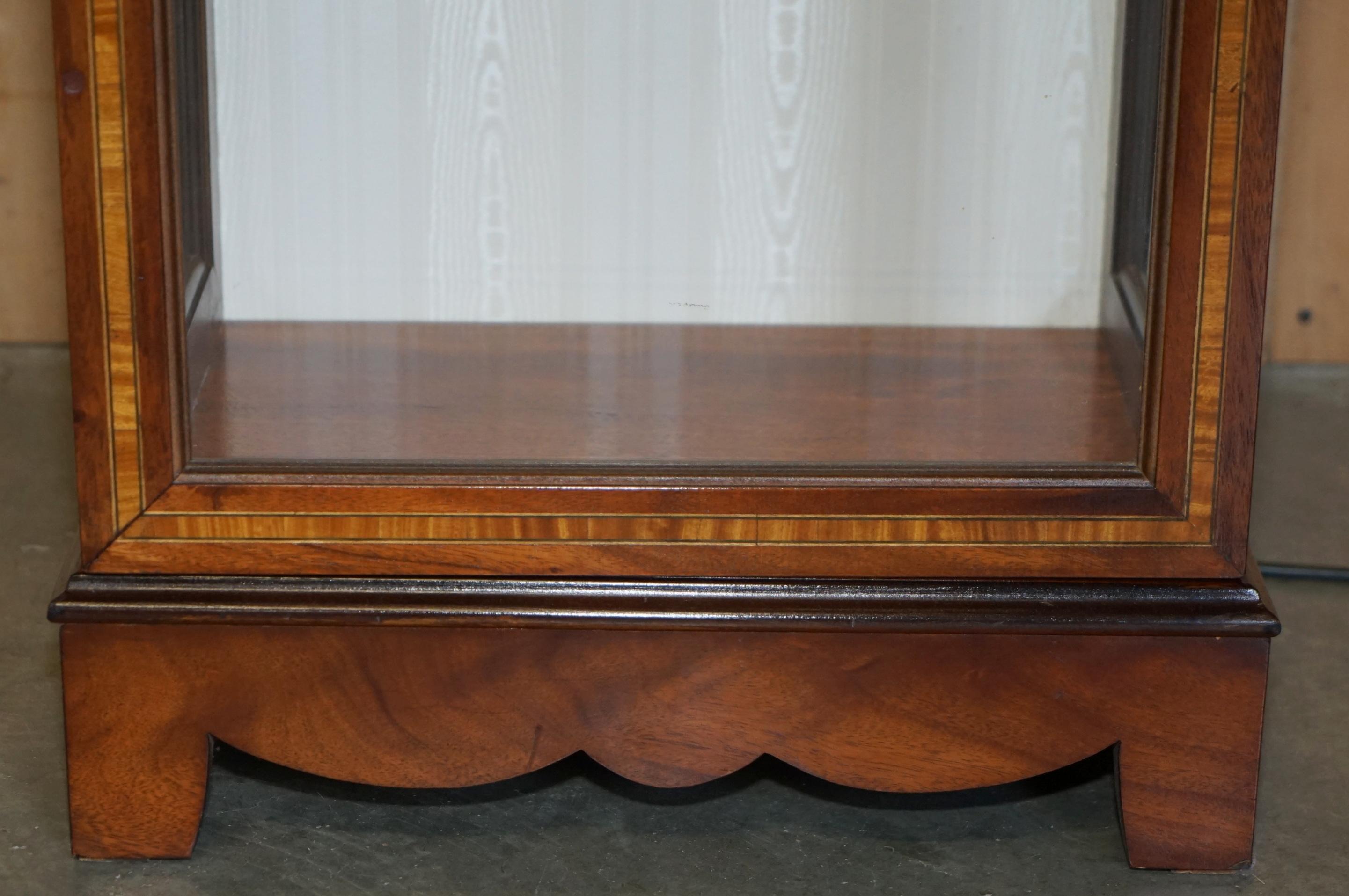 XX secolo SUITE DI ARMADI A LUCE LED RIVIVIALE DI FiVE SHERATON CON VETRINE IN VETRO in vendita