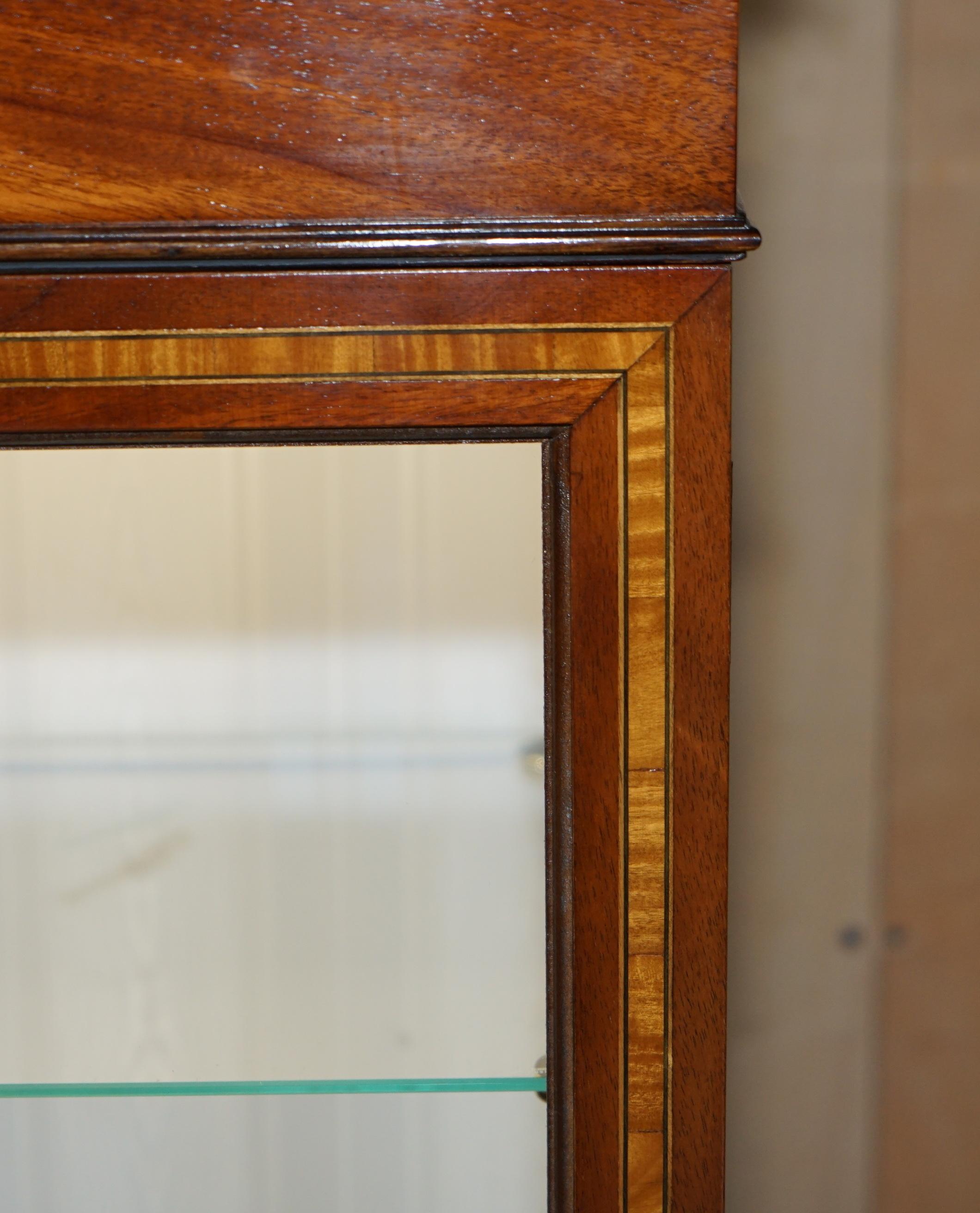 Legno massiccio SUITE DI ARMADI A LUCE LED RIVIVIALE DI FiVE SHERATON CON VETRINE IN VETRO in vendita