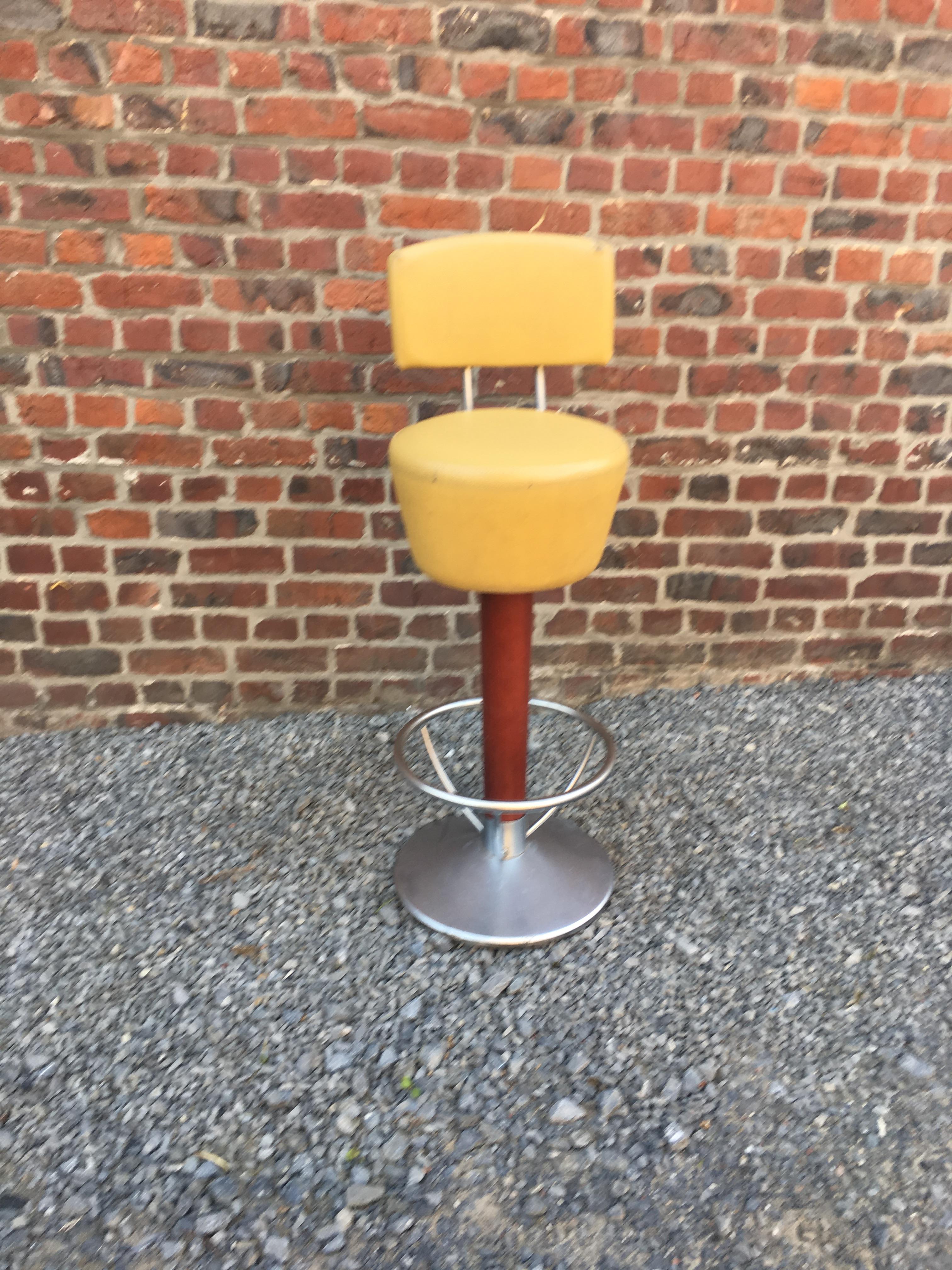 Suite of Four Bar Stools, Stained Beech, Steel and Faux Leather, circa 1970 In Good Condition For Sale In Saint-Ouen, FR