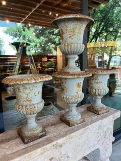 Suite de quatre petits vases Médicis en fonte peints en bleu, 19e C.