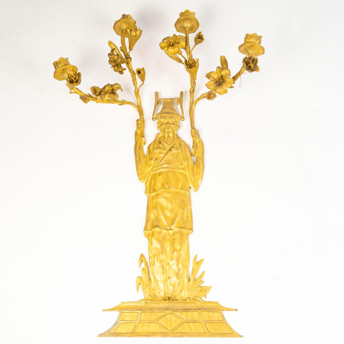 Suite von vier vergoldeten Bronzewandleuchtern, CIRCA 1920, im Chinoisant-Stil.

Suite von vier großen vergoldeten Bronzewandleuchtern im Chinoisant-Stil, Stil Napoleon III., Anfang 20. Jahrhundert, um 1920.
H: 91cm, B: 56cm, T: 17cm