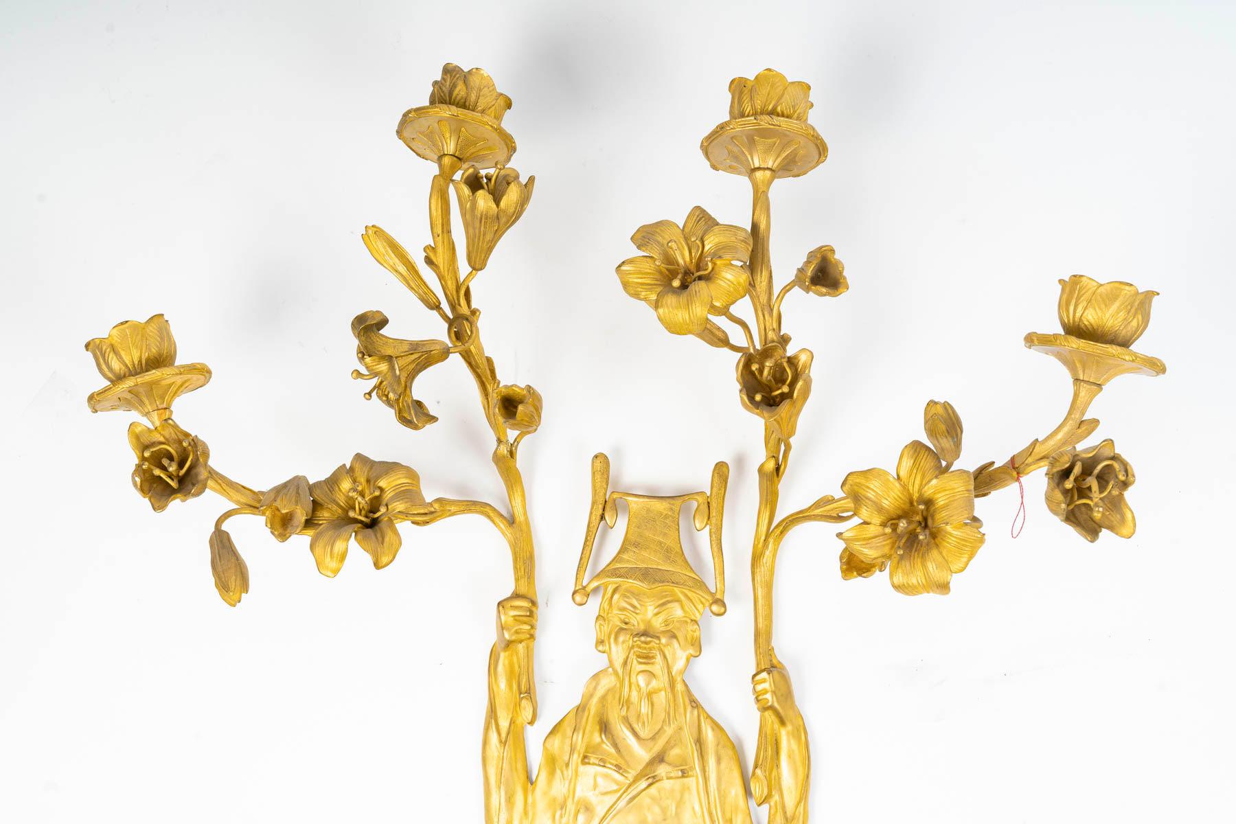 Suite aus vier vergoldeten Bronze-Wandleuchtern, um 1920, Chinoisant-Stil. (Chinoiserie) im Angebot