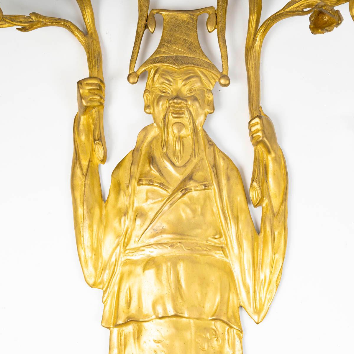 Suite aus vier vergoldeten Bronze-Wandleuchtern, um 1920, Chinoisant-Stil. (Französisch) im Angebot