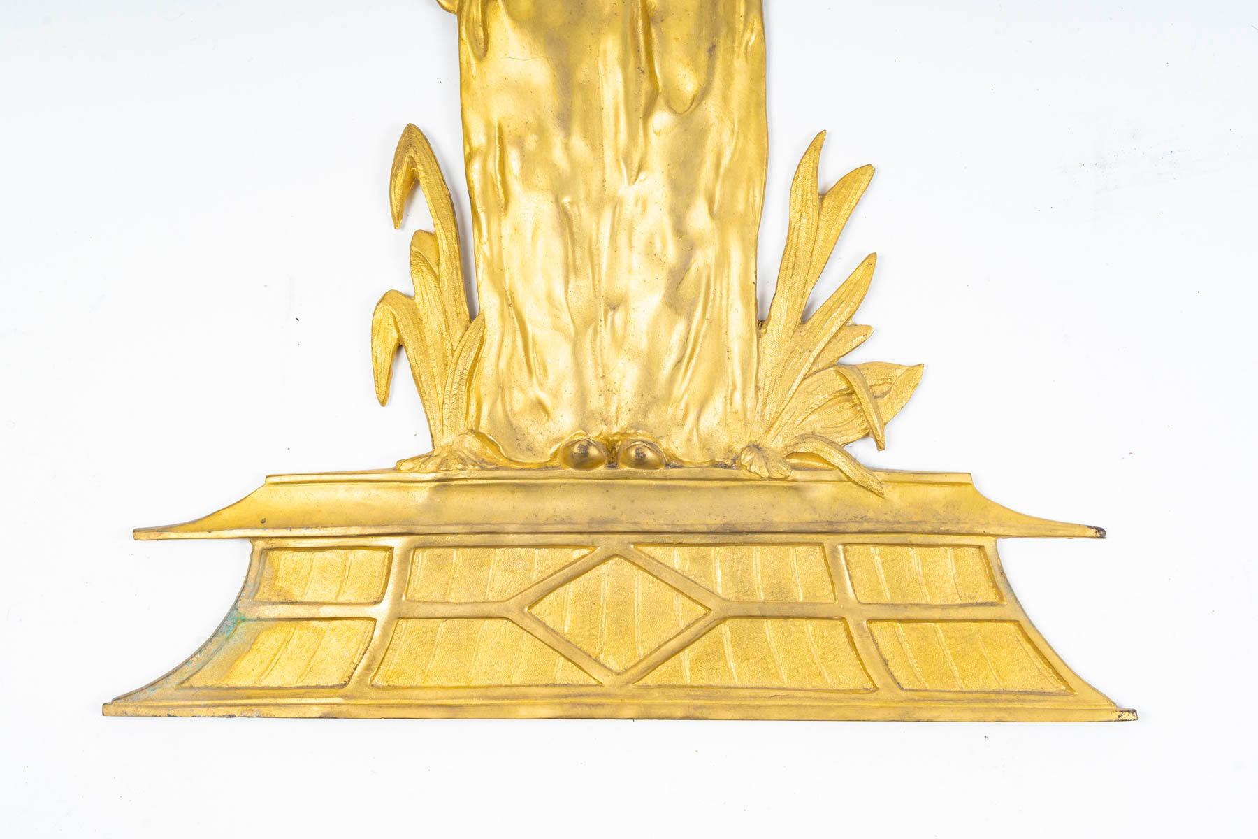 Suite aus vier vergoldeten Bronze-Wandleuchtern, um 1920, Chinoisant-Stil. (Vergoldet) im Angebot