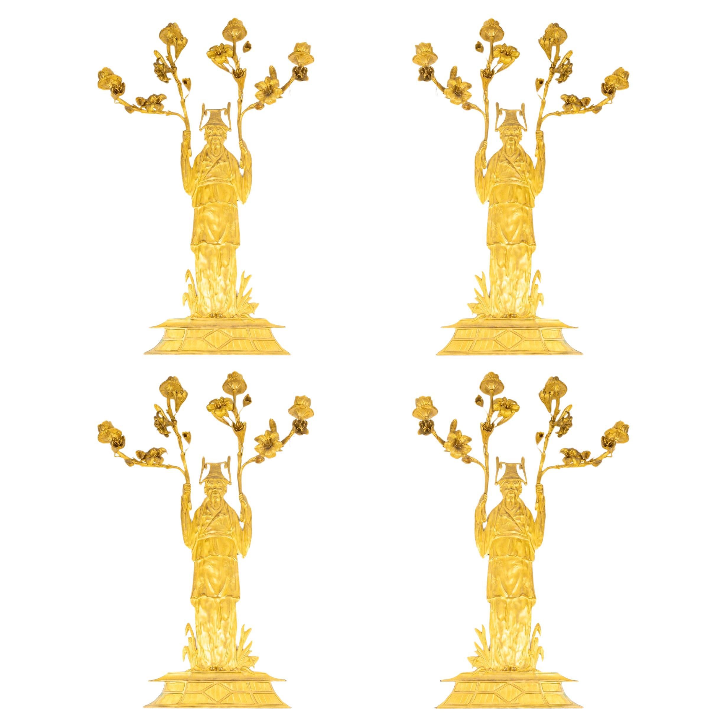 Suite aus vier vergoldeten Bronze-Wandleuchtern, um 1920, Chinoisant-Stil. im Angebot