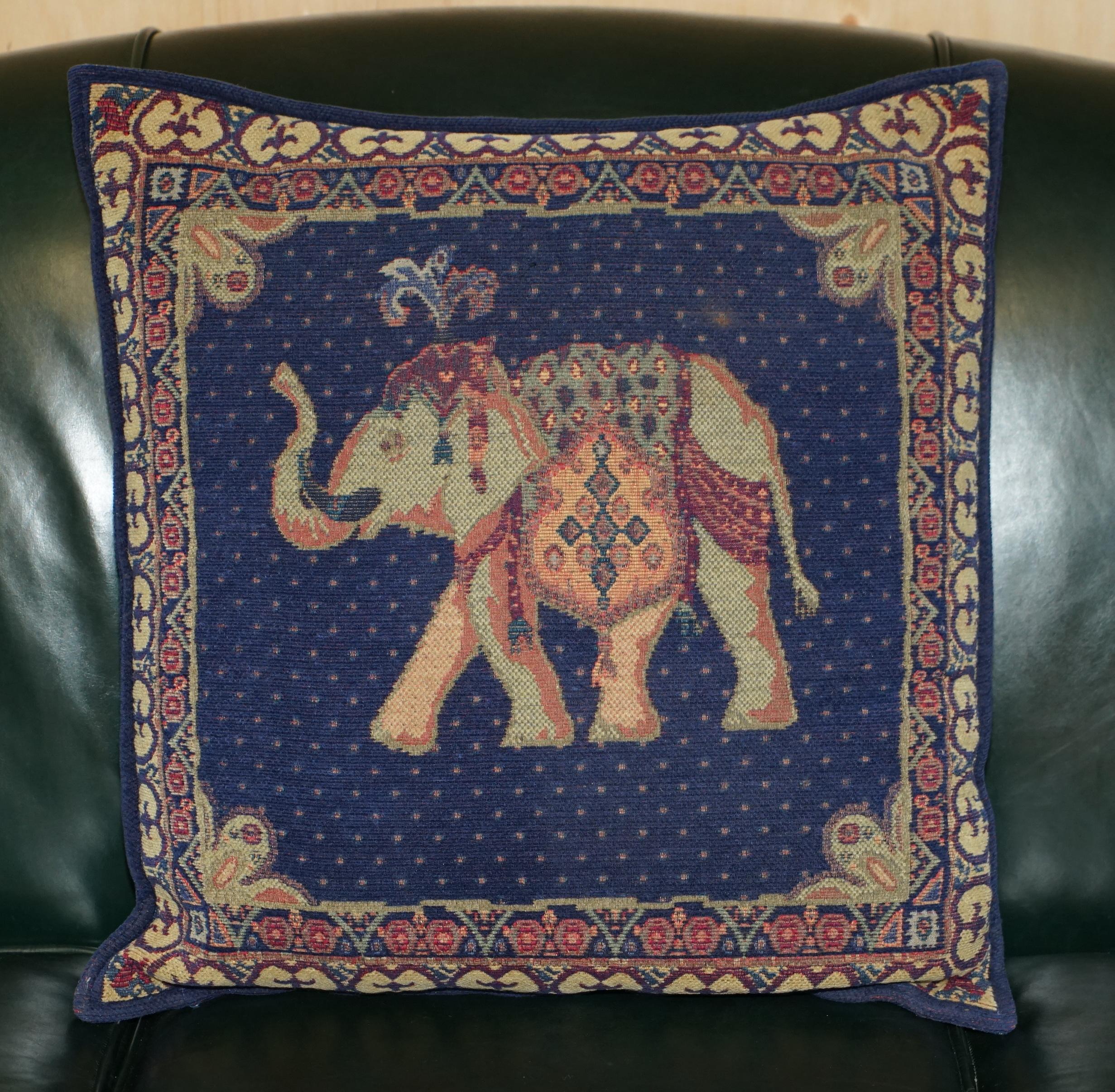 Royal House Antiques

The House Antiques a le plaisir d'offrir à la vente cette belle série de quatre grands coussins de canapé et de fauteuil brodés en forme d'éléphant. 

Un lot décoratif et de bonne qualité, ils ont l'air d'être vintage et