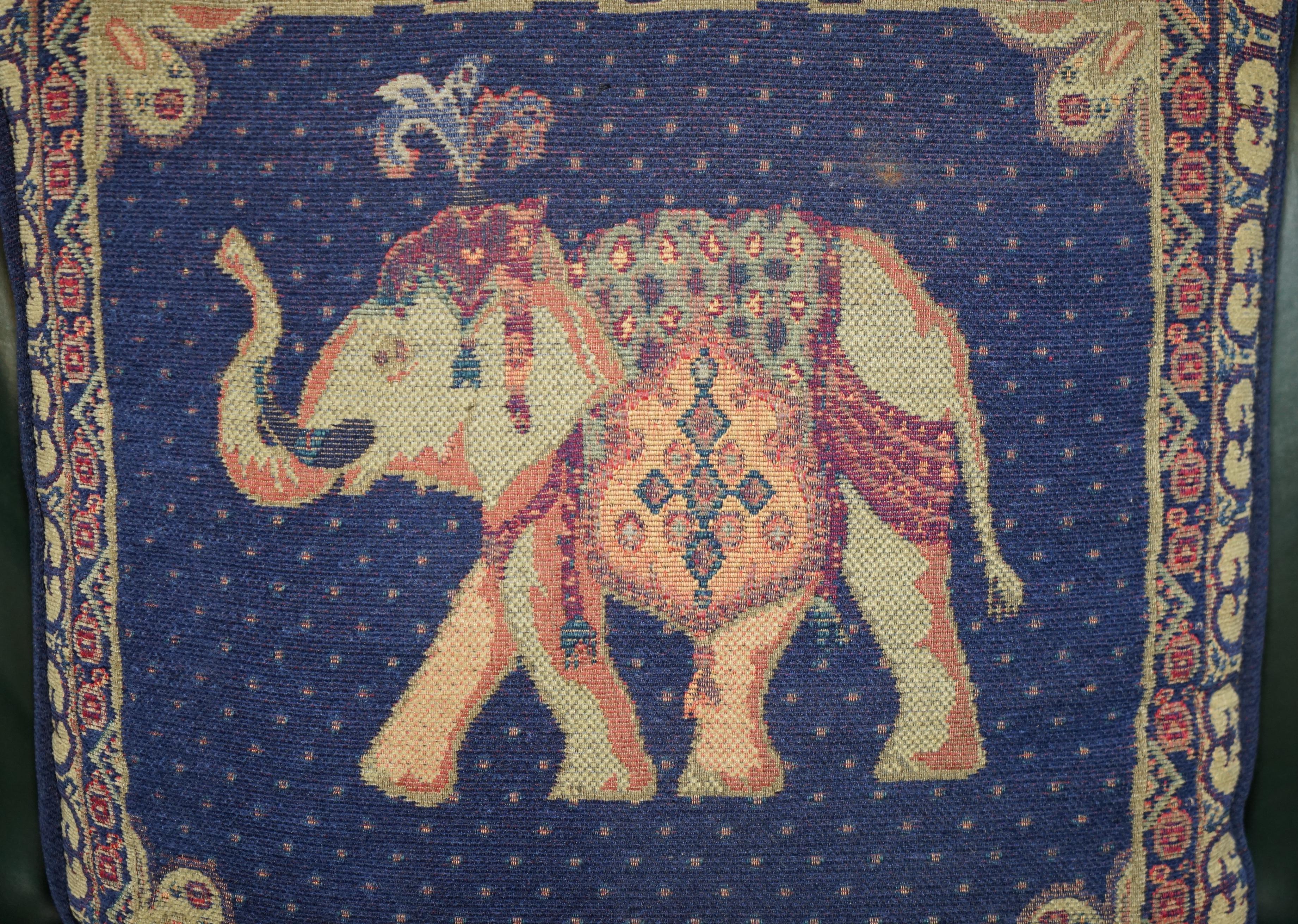 Country SUITE D'OREILLES DE COULEURS DE VESTE DE SOFA ET D' ARMCHAIRS ELEPHANT MARQUÉES DE 59 cm en vente