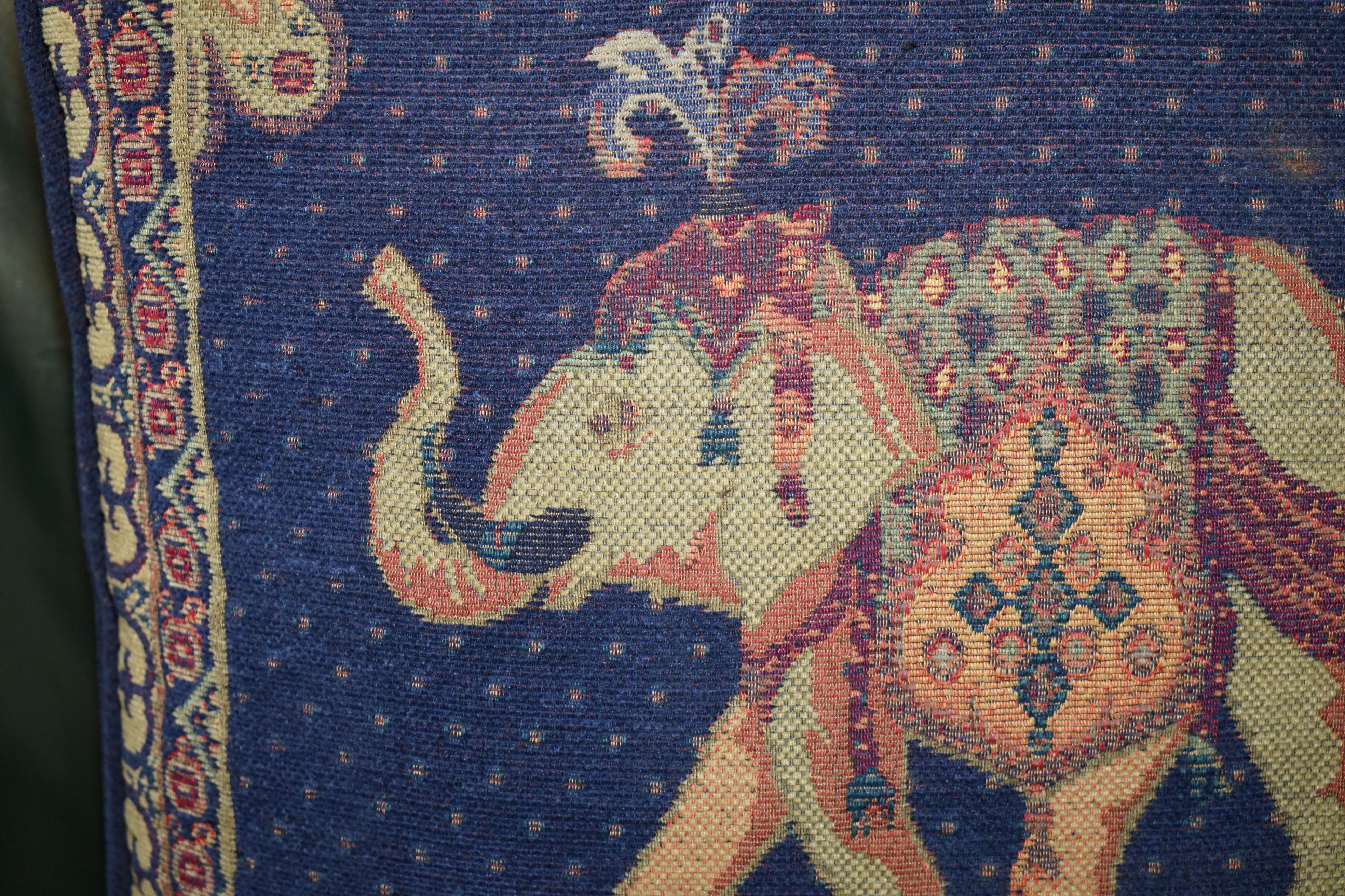 Fait main SUITE D'OREILLES DE COULEURS DE VESTE DE SOFA ET D' ARMCHAIRS ELEPHANT MARQUÉES DE 59 cm en vente