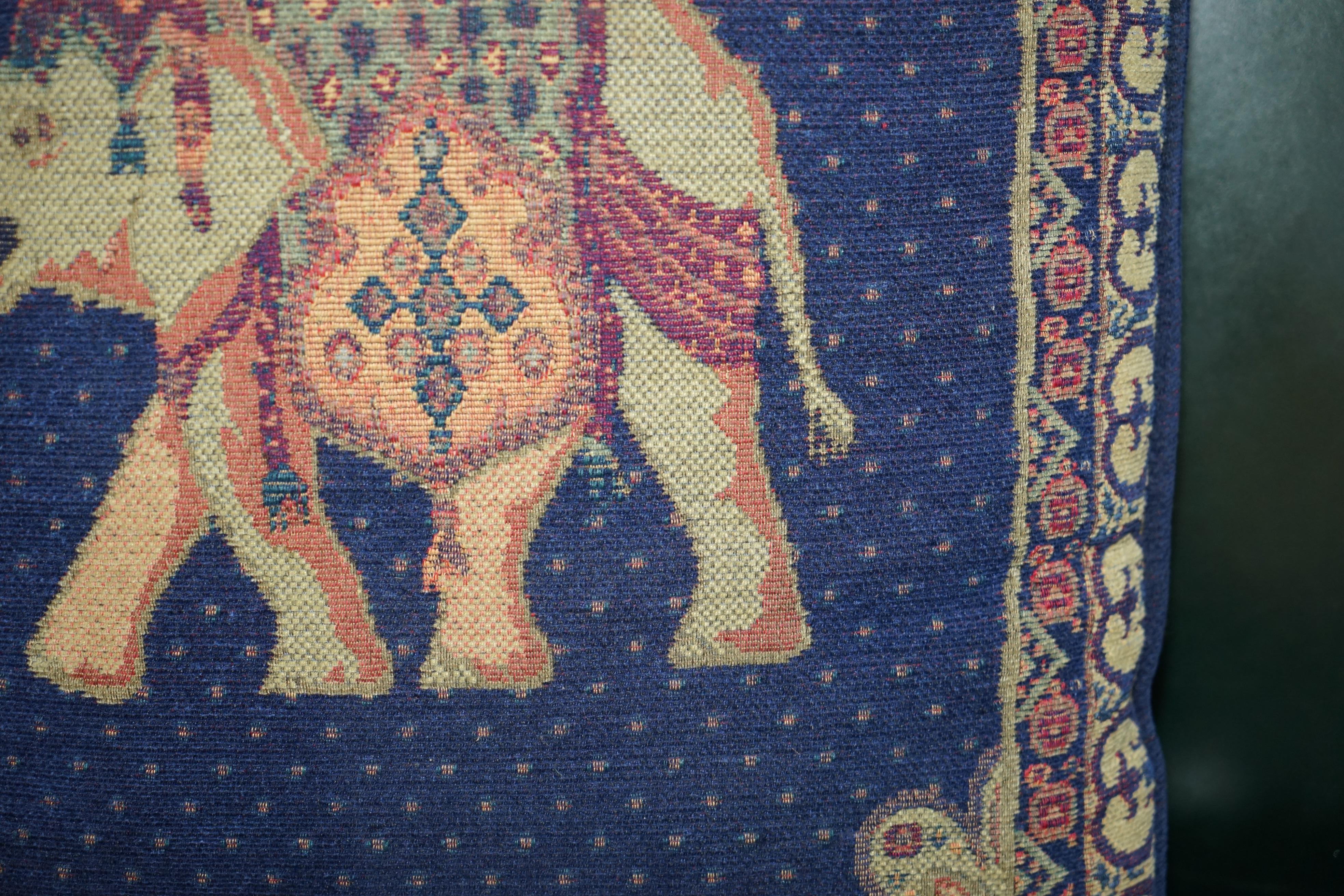 SUITE D'OREILLES DE COULEURS DE VESTE DE SOFA ET D' ARMCHAIRS ELEPHANT MARQUÉES DE 59 cm Bon état - En vente à West Sussex, Pulborough
