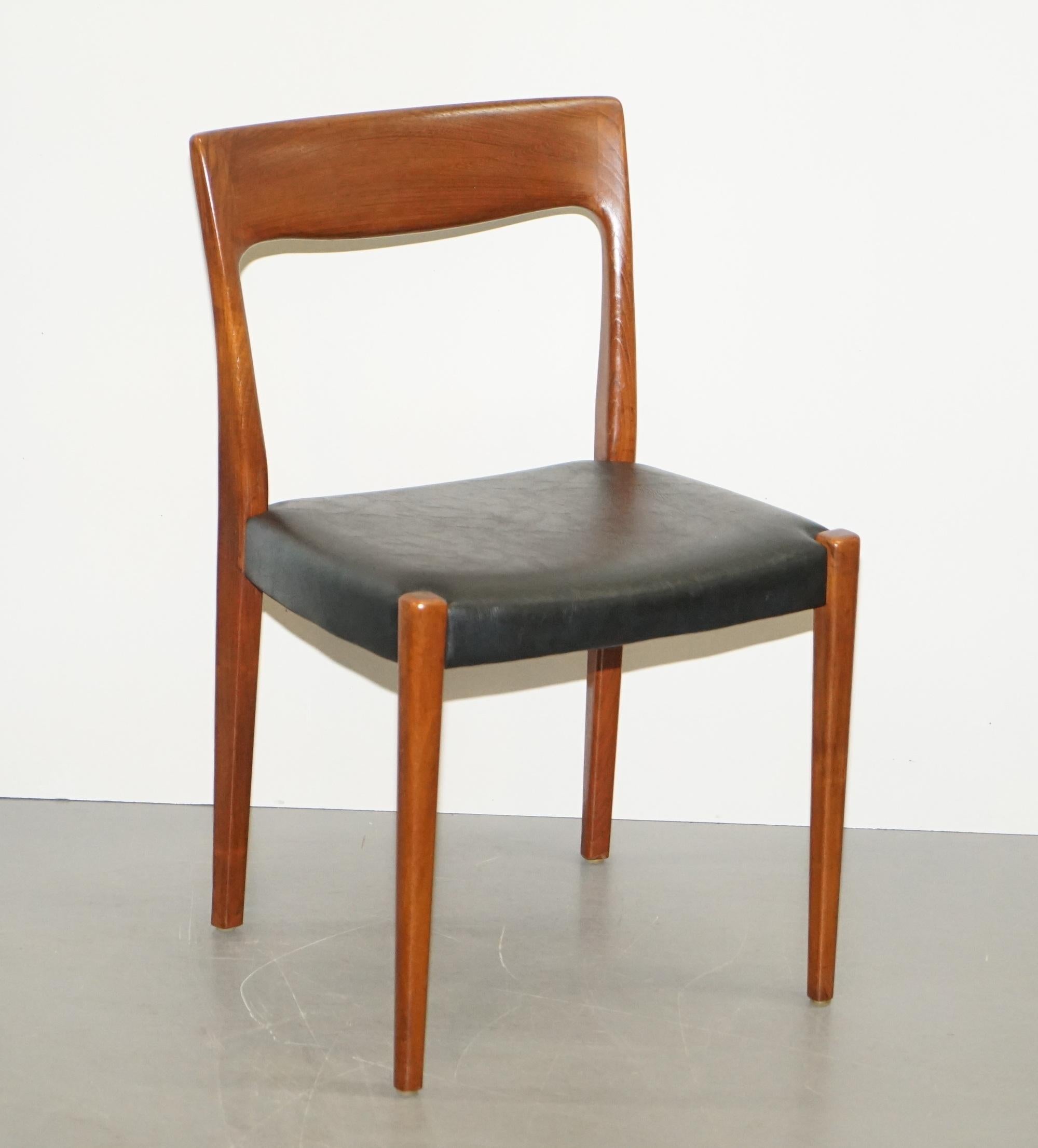 Nous sommes ravis d'offrir à la vente cette belle série de quatre chaises de salle à manger en teck danois Svegards Markaryd, entièrement estampillées.

Ces chaises ont ces belles lignes que l'on ne trouve que dans les chaises danoises de très
