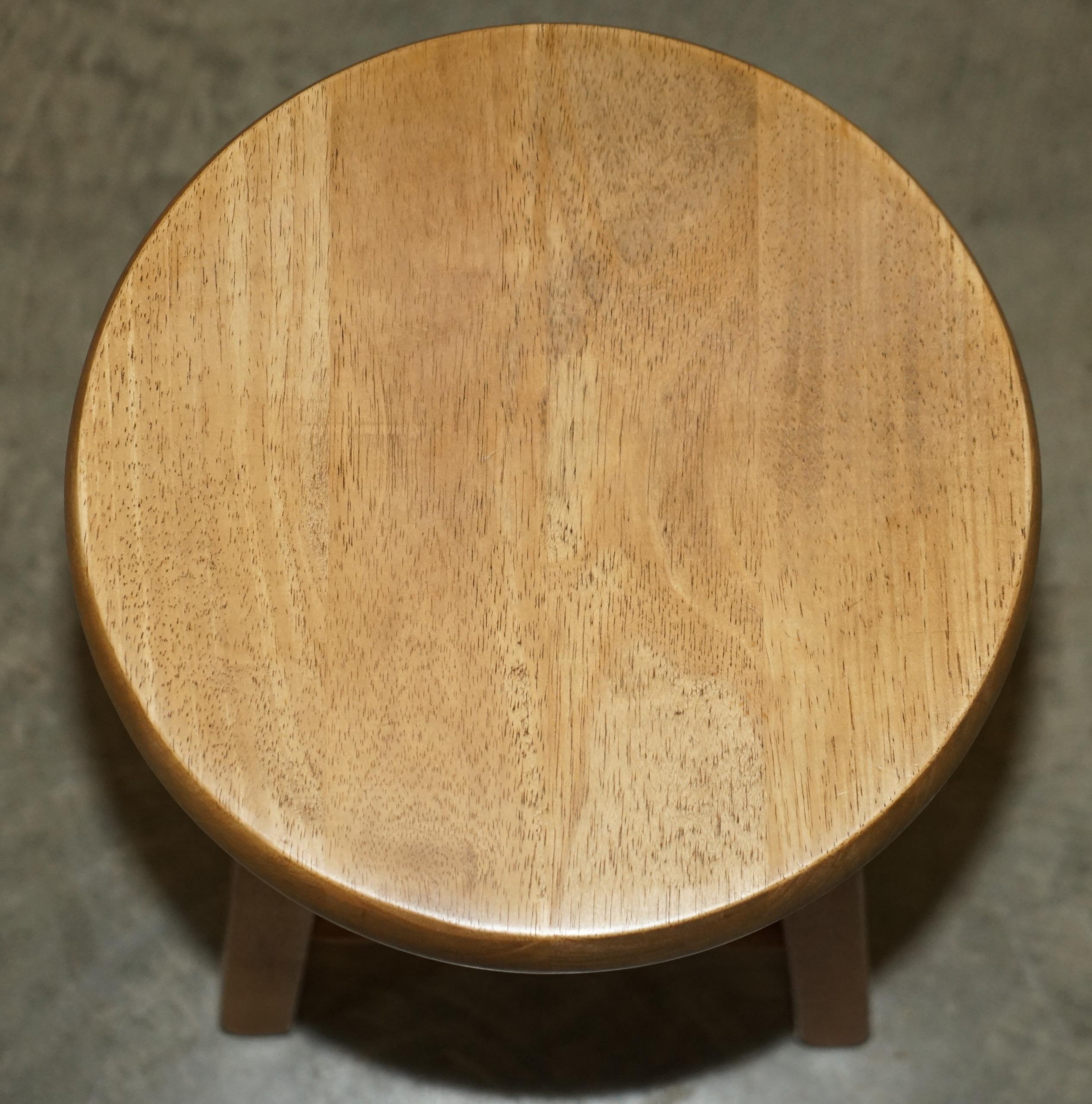Chêne Suite de quatre tabourets de table de salle à manger en chêne massif sculptés à la main en vente