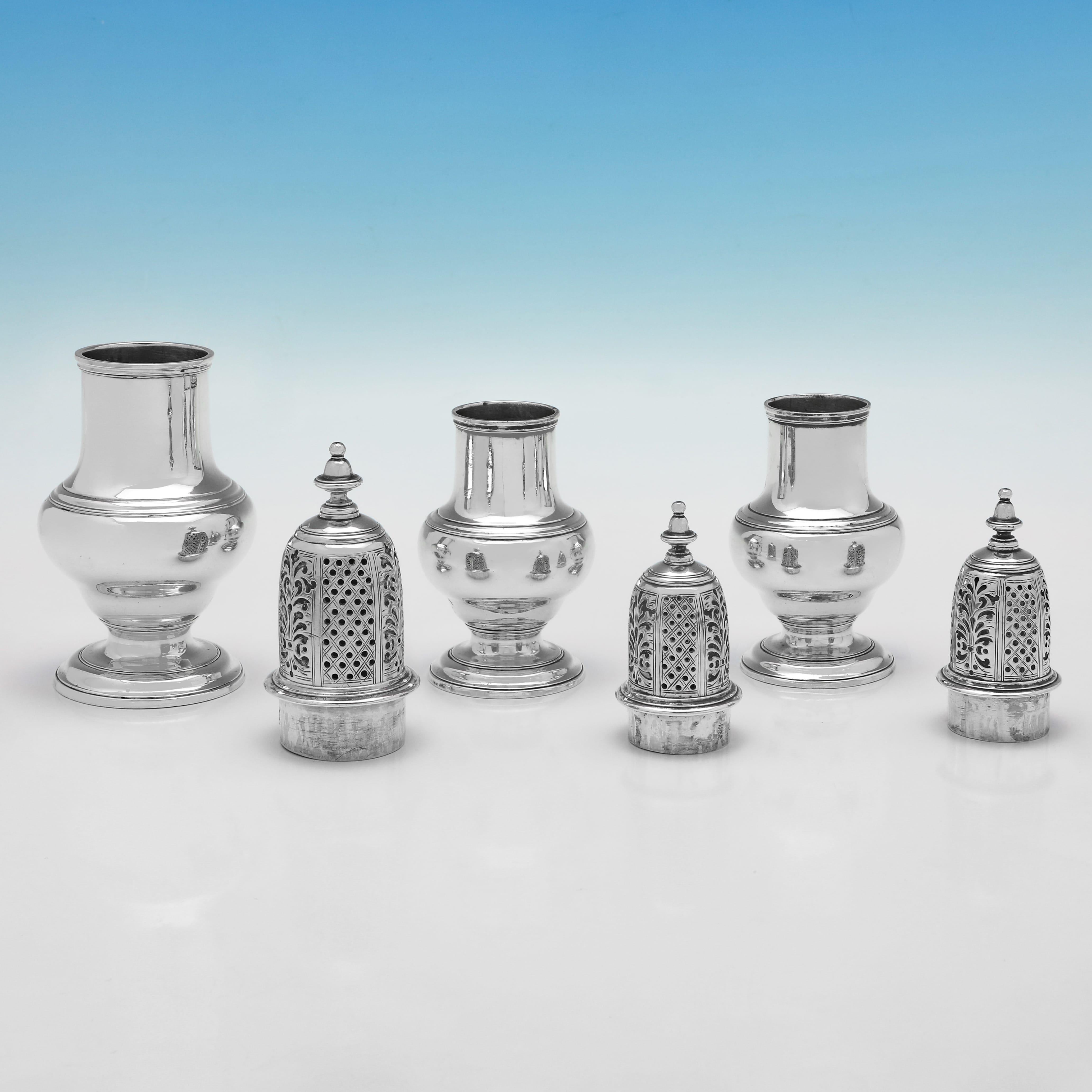 Poinçonnée à Londres en 1746 par Samuel Wood, cette belle série de roulettes anciennes en argent sterling d'époque George II comprend une roulette à sucre et deux roulettes à poivre, toutes de forme traditionnelle, avec des écussons gravés sur