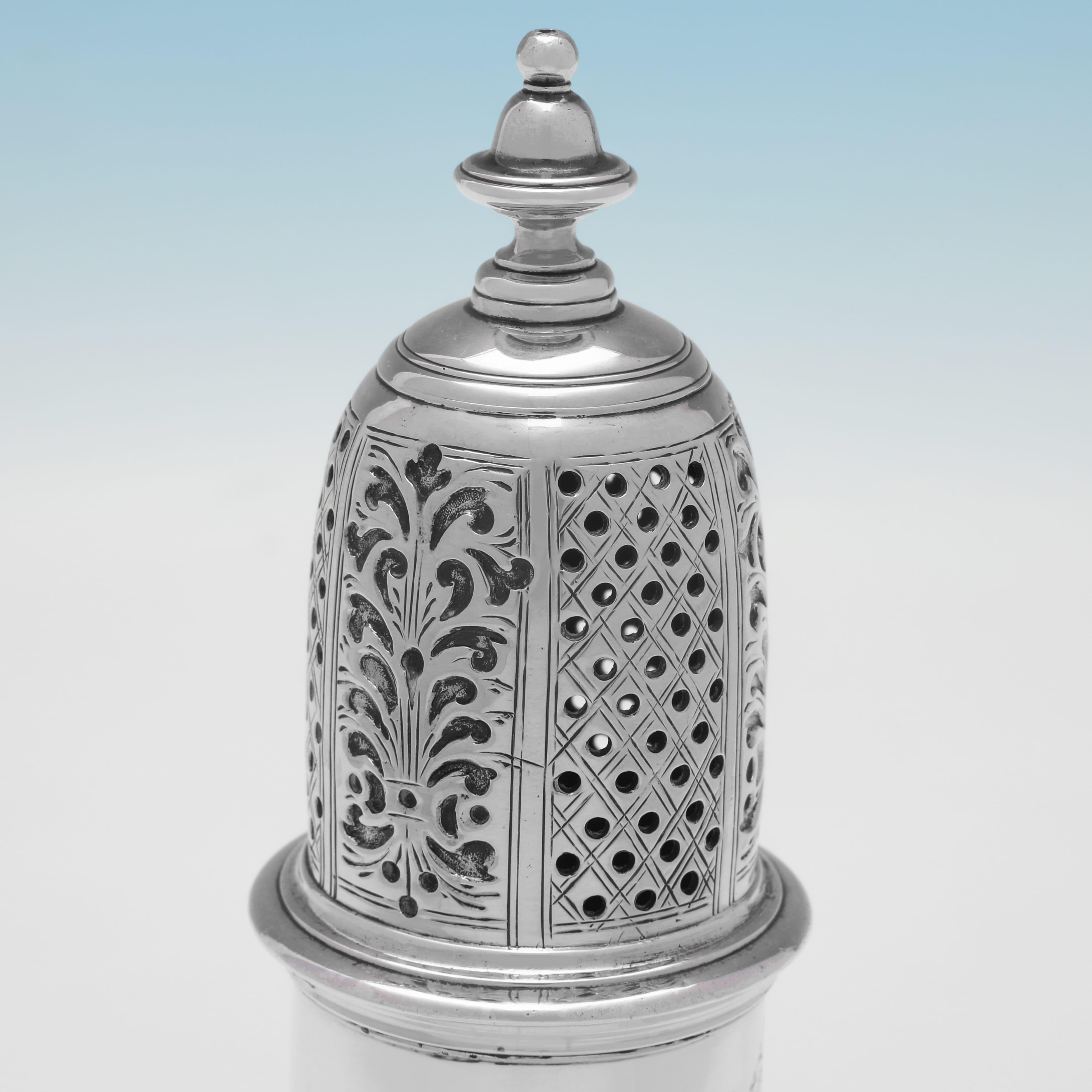 Suite de roulettes George II en argent sterling fabriquées par Samuel Wood à Londres en 1746 Bon état - En vente à London, London