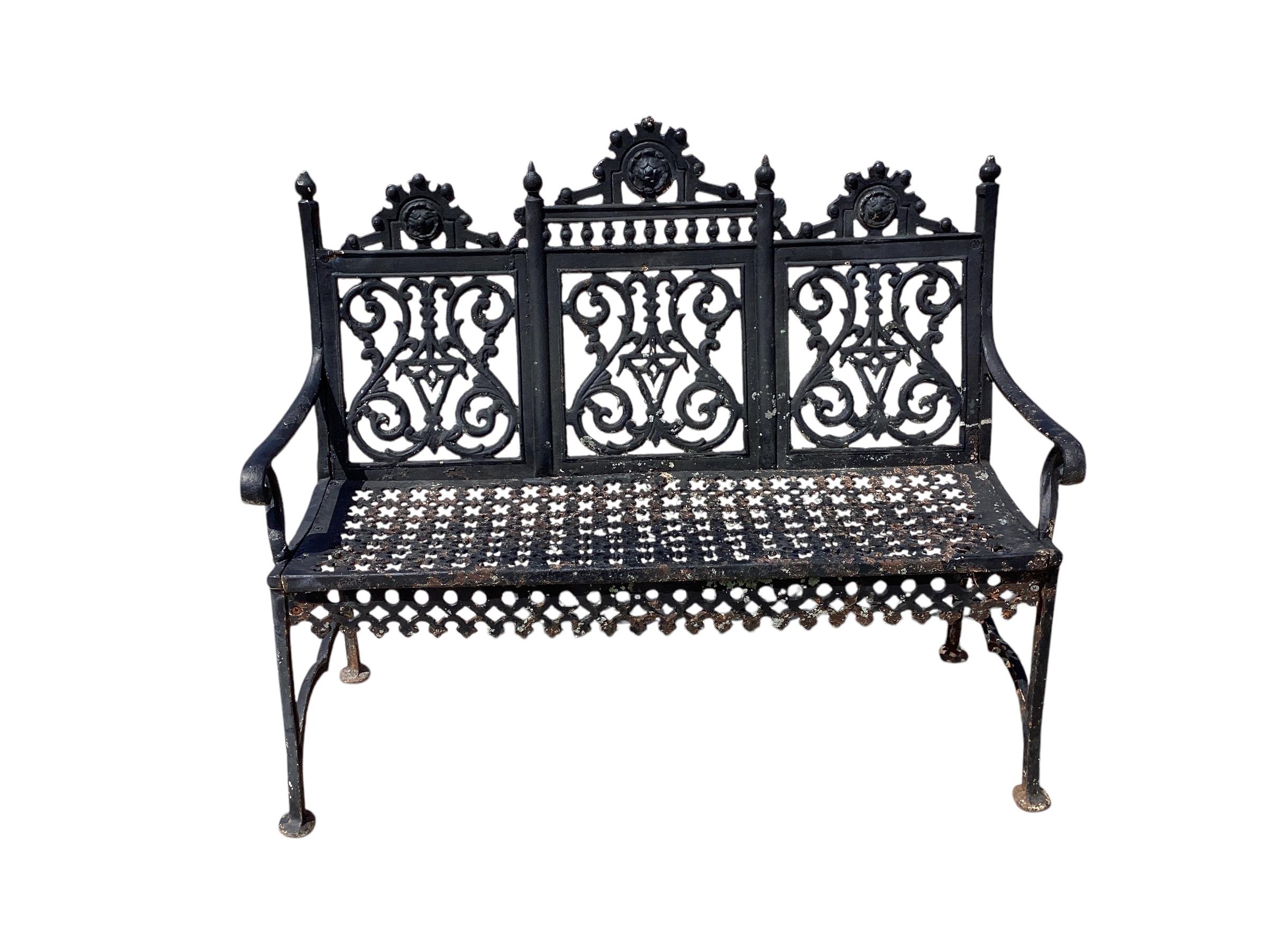Una suite di mobili da giardino in ghisa in stile Gothic Revival vittoriano della fine del XIX secolo, nello stile di Peter Timmes. Il set comprende una panca o un divano e 2 poltrone. Il set è realizzato con una finitura da esterno, come si vede