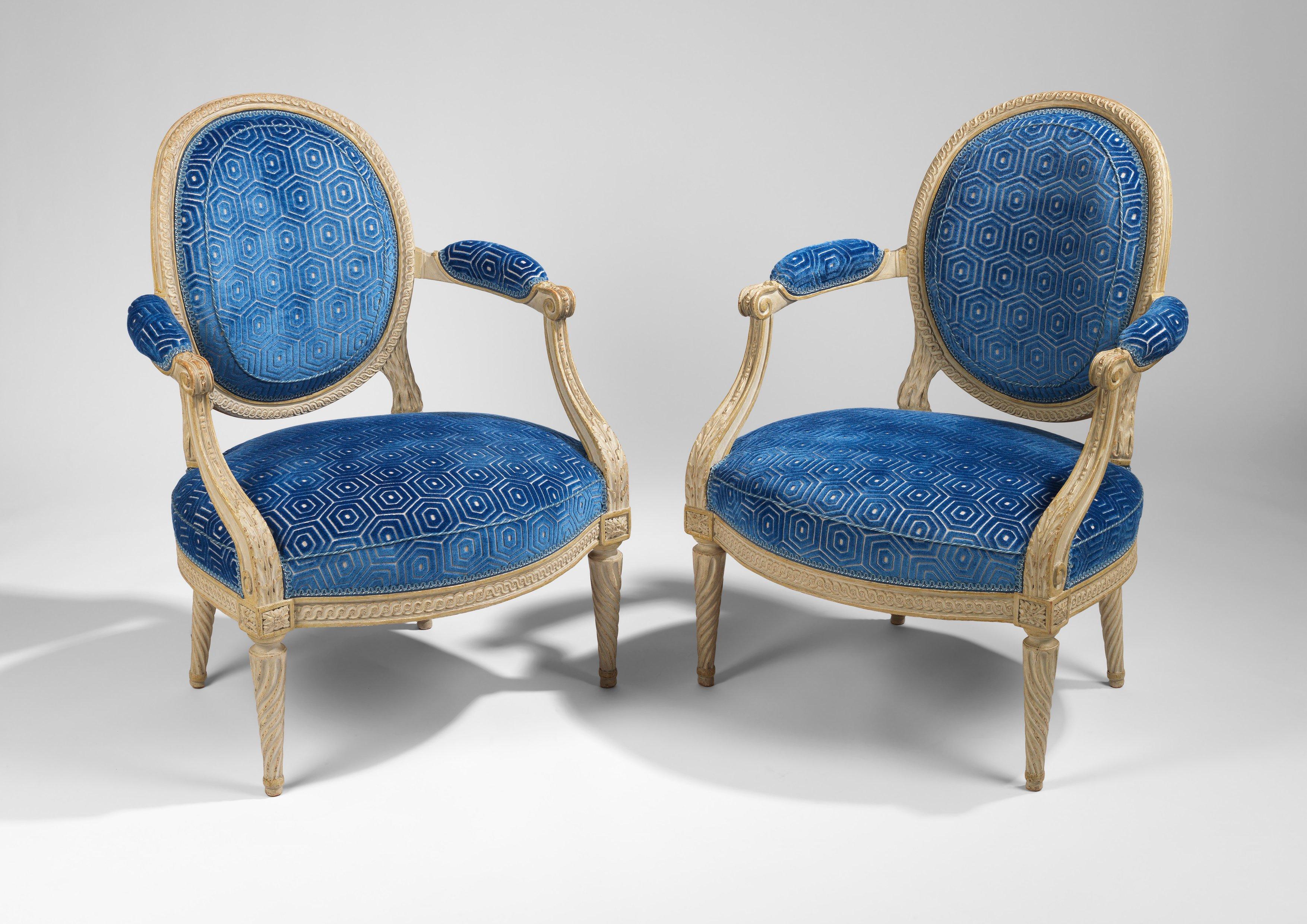 Carved Suite of Louis XVI Painted Seat Furniture Comprising a Canapé & Two Fauteuils For Sale