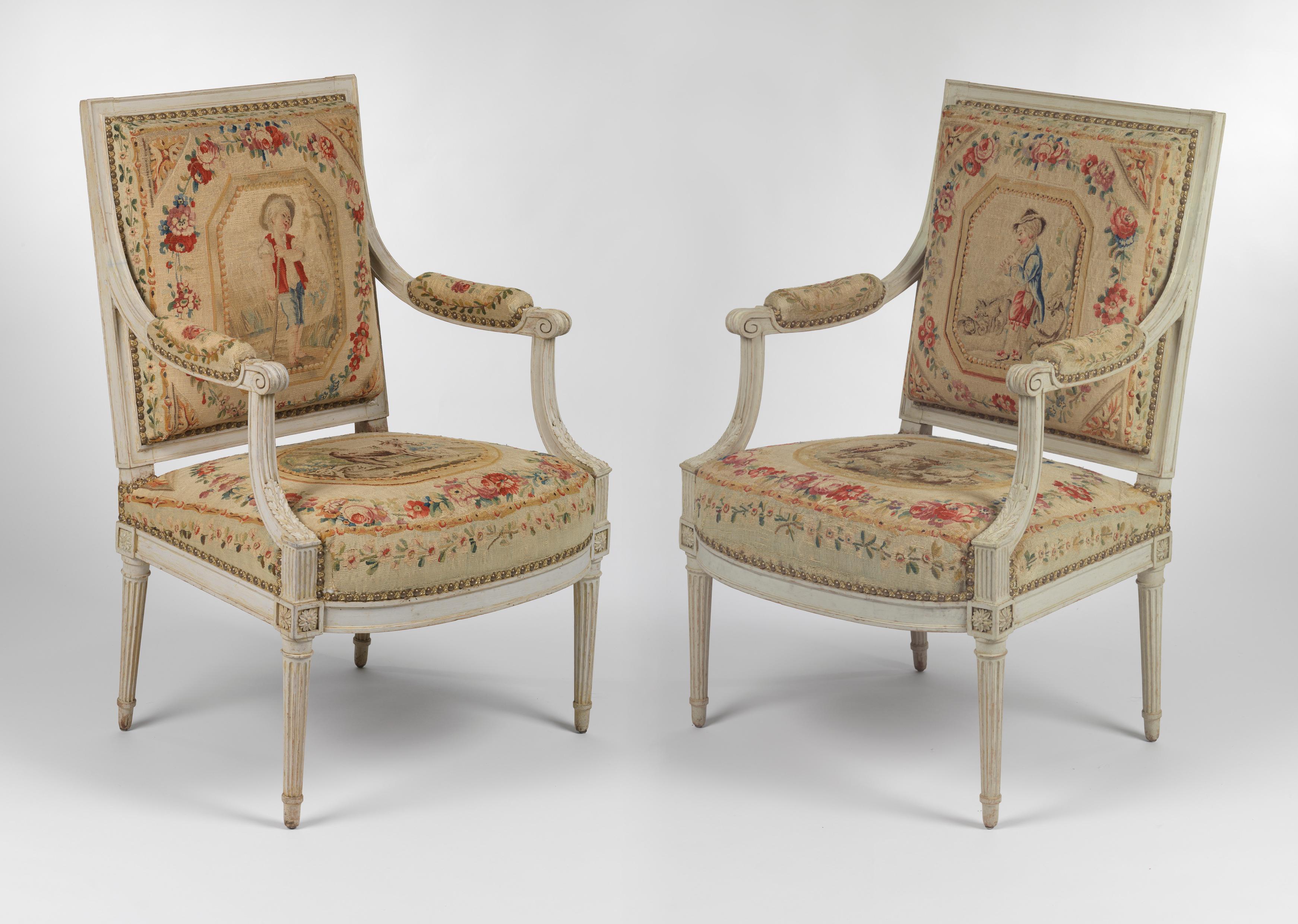 Bestehend aus einem Kanapee und sechs Fauteuils, die jeweils mit der originalen Aubusson-Tapisserie überzogen sind und die Fabeln von La Fontaine und andere pastorale Szenen darstellen, das Kanapee zweimal mit H. JACOB gestempelt, alle in Rot mit