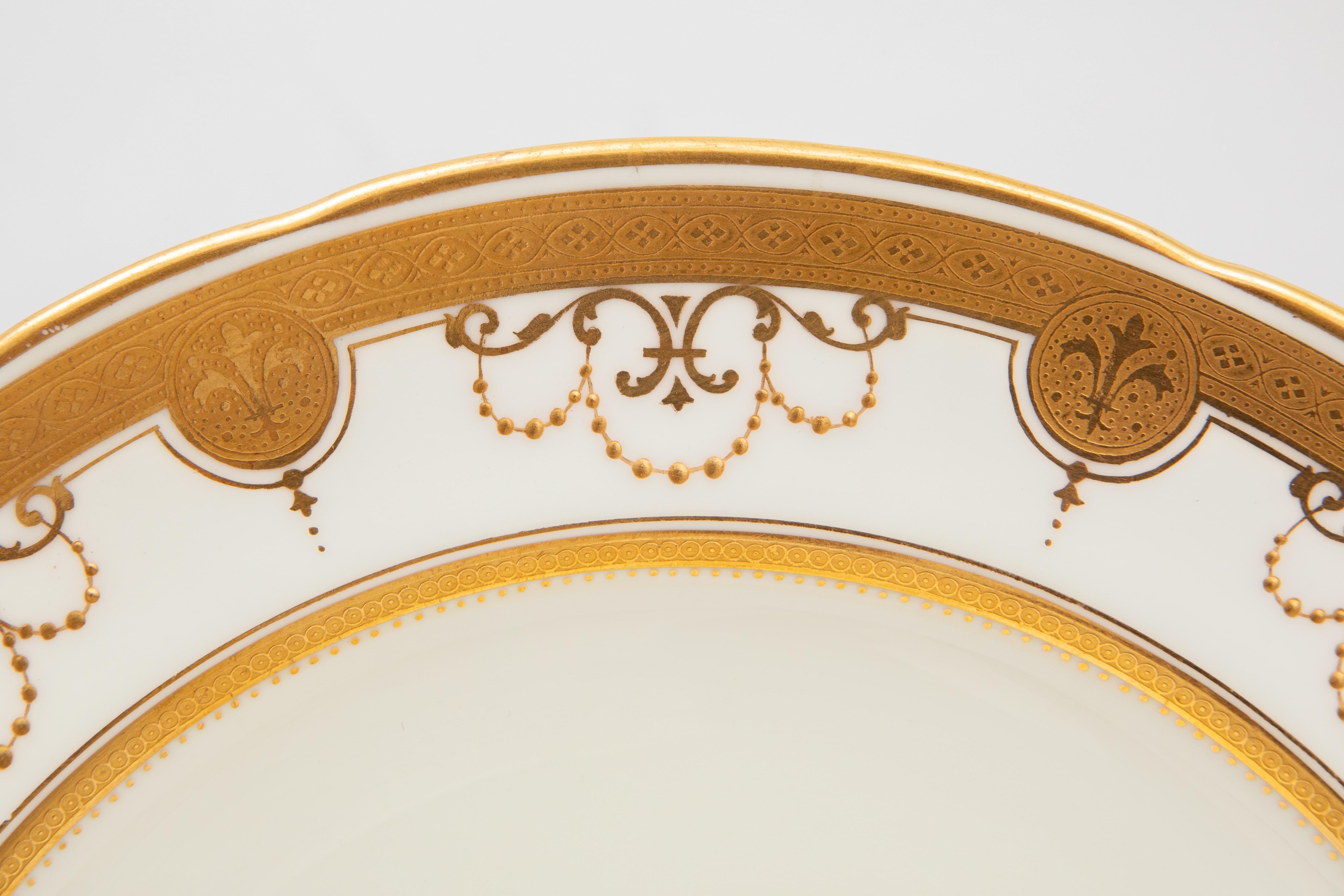 Un set parziale di porcellane Minton England ordinate su misura attraverso il rivenditore dell'epoca dorata Tiffany & Co. Questo set da 17 pezzi include:
9 piatti da pranzo da nove pollici e tre quarti
6 Piatti da pranzo da nove pollici e un