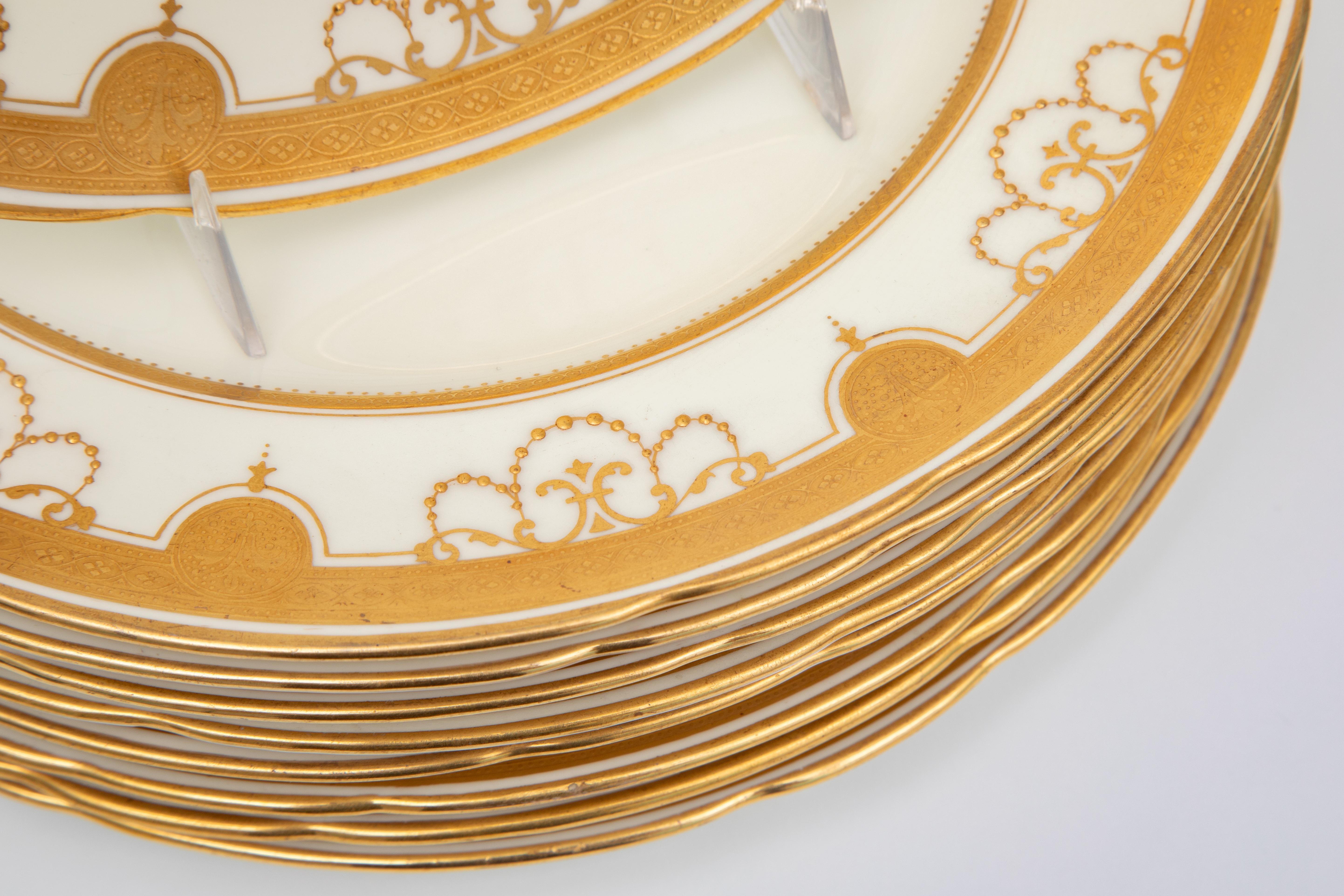 Fatto a mano Suite di porcellane Minton personalizzate per Tiffany, antica CIRCA 1900. Swags dorati rialzati in vendita