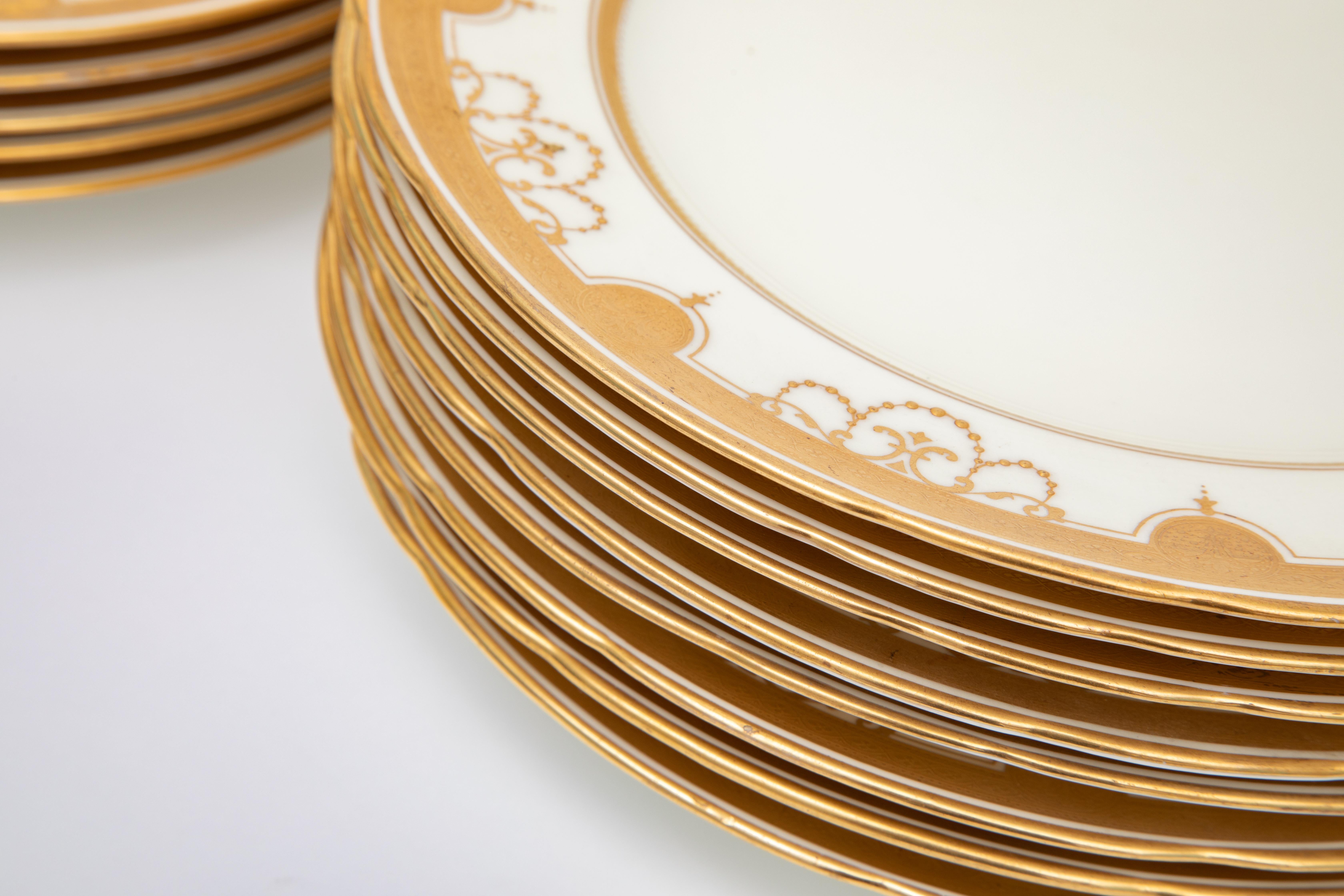 Suite di porcellane Minton personalizzate per Tiffany, antica CIRCA 1900. Swags dorati rialzati in vendita 3