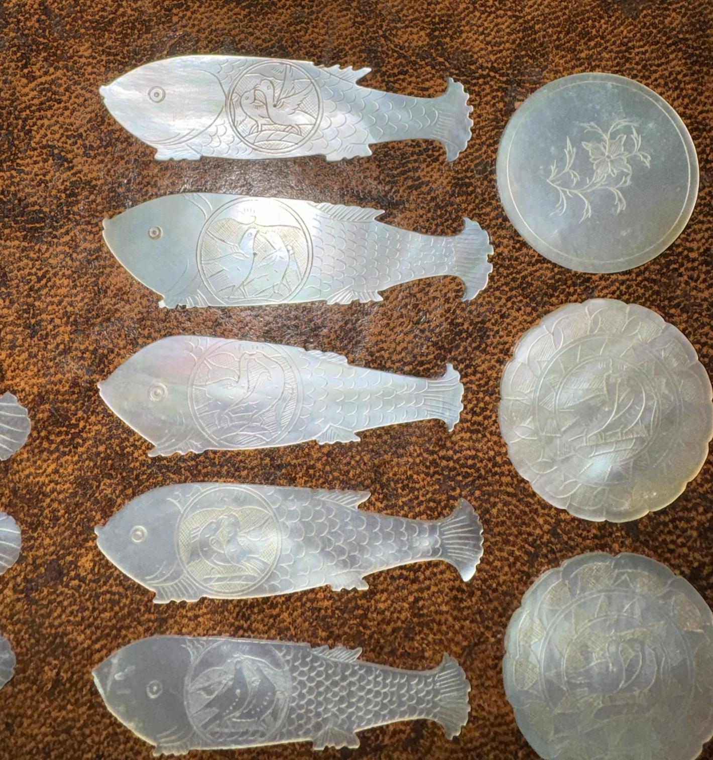 Chinese SUITE OF RARE COLLECTABLE ANTiQUE CHINESE MOTHER OF PEARL GAMES COUNTERS CHIPS For Sale