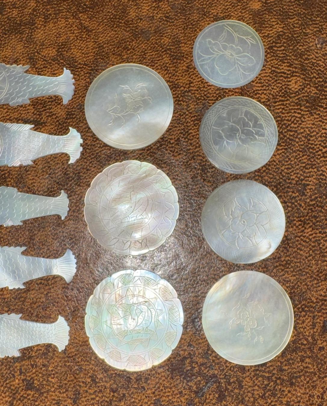 Early 20th Century SUITE OF RARE COLLECTABLE ANTiQUE CHINESE MOTHER OF PEARL GAMES COUNTERS CHIPS For Sale