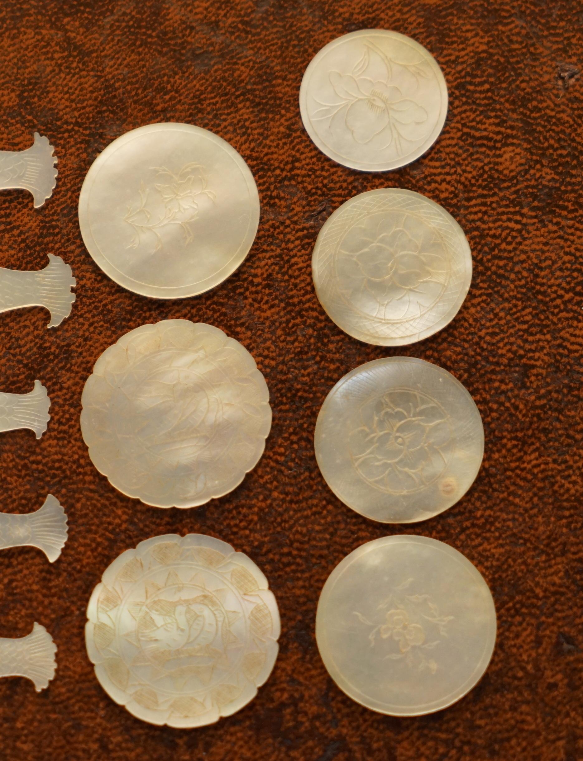 SUITE OF RARE COLLECTABLE ANTiQUE CHINESE MOTHER OF PEARL GAMES COUNTERS CHIPS For Sale 2