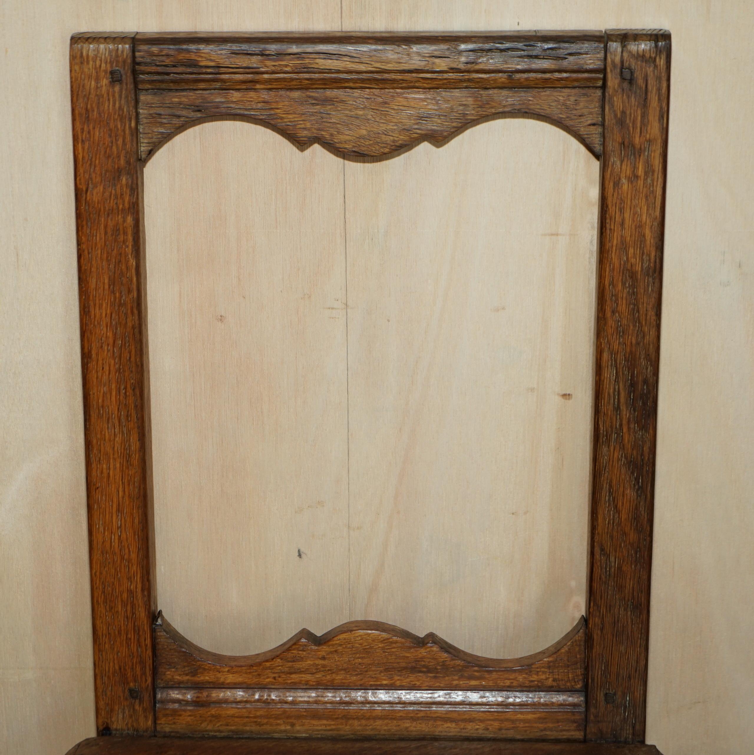Suite aus sechs antiken viktorianischen englischen Chapel-Esszimmerstühlen aus Eiche, atemberaubendes Holz (Handgefertigt) im Angebot