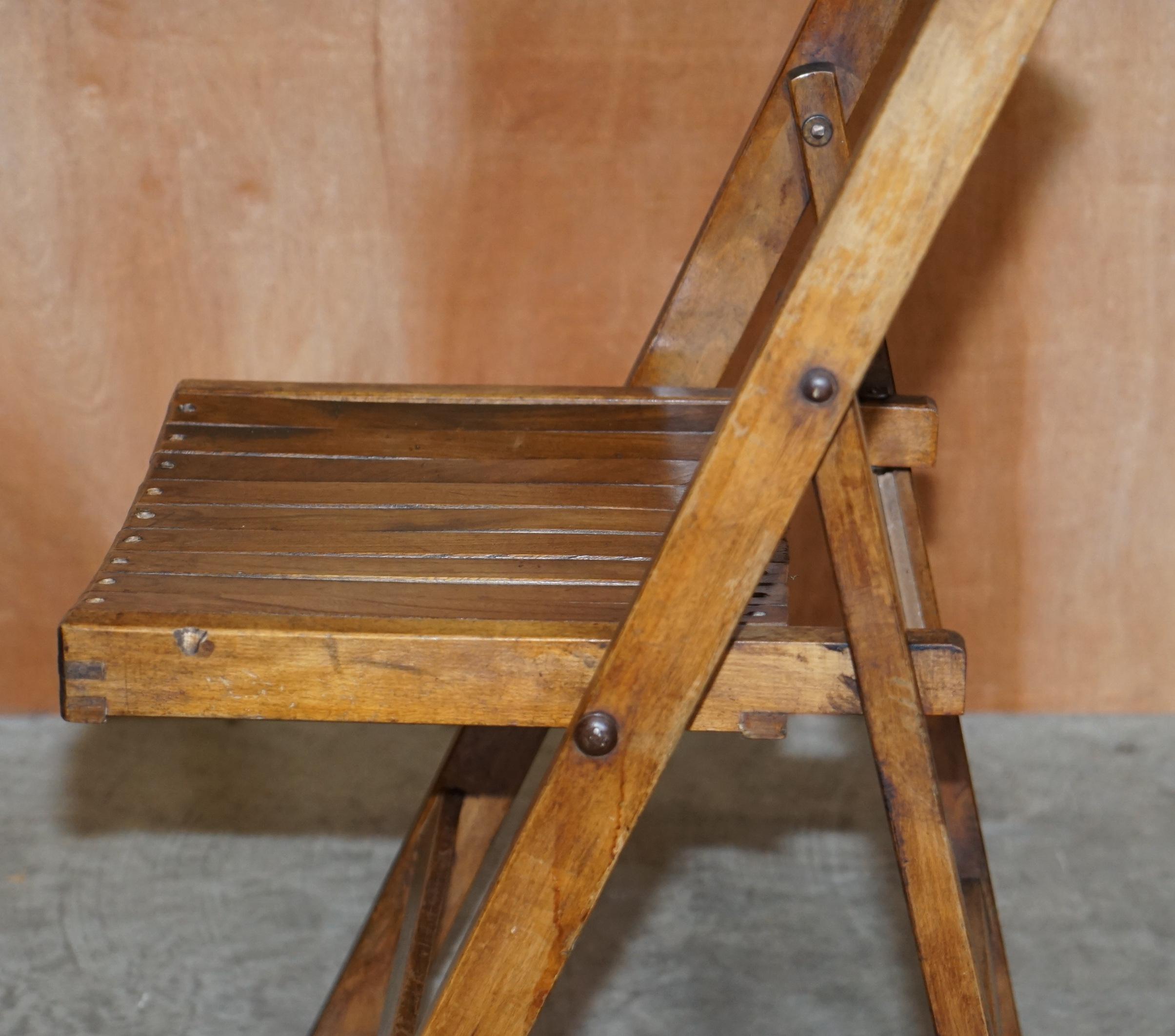 Suite aus sechs klappbaren Dampferstühlen aus englischer Eiche, um 1900-1920, atemberaubende Patina im Angebot 8
