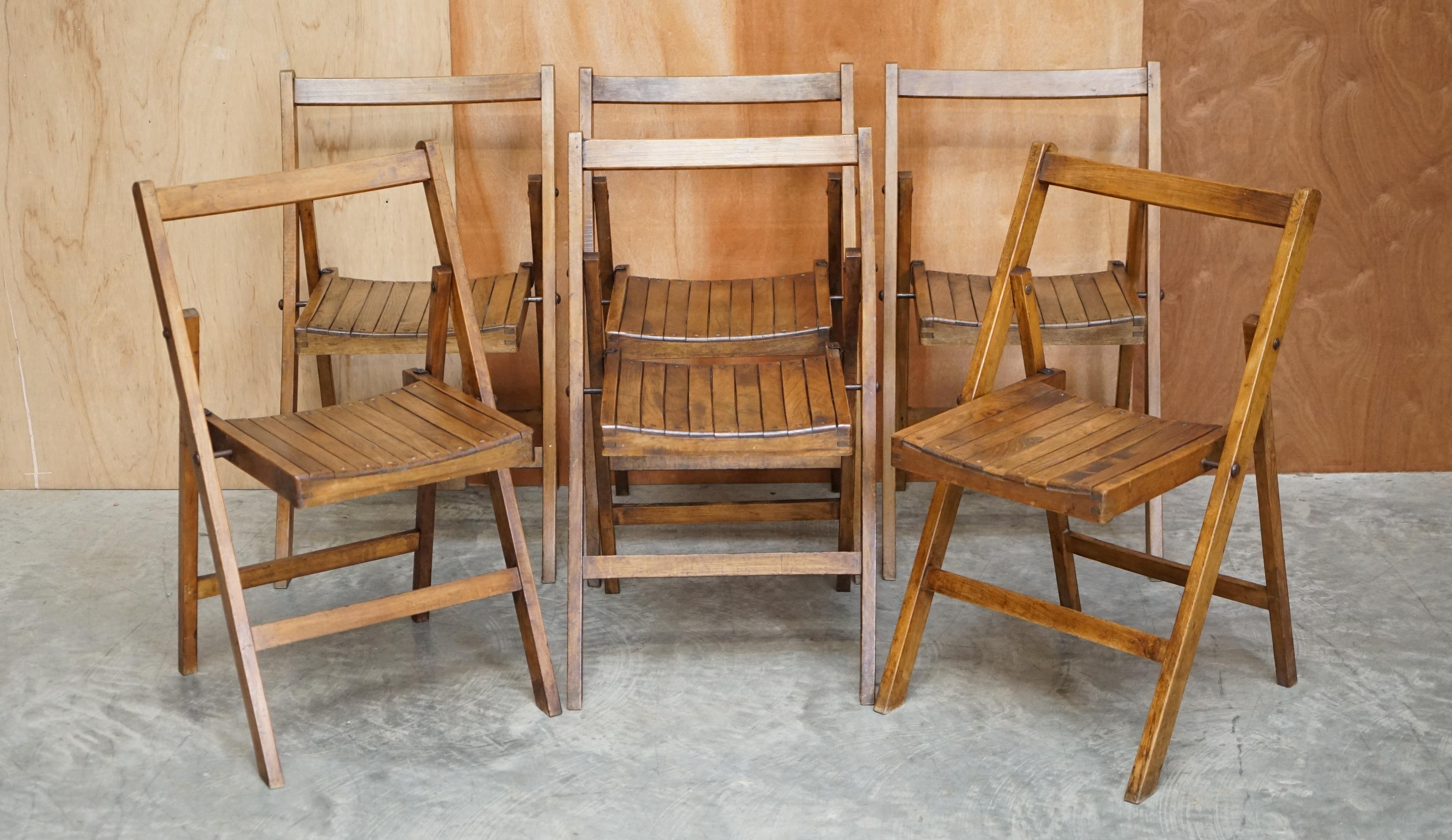 Édouardien Suite de six chaises à vapeur pliantes en chêne anglais à patine étonnante datant d'environ 1900 à 1920 en vente