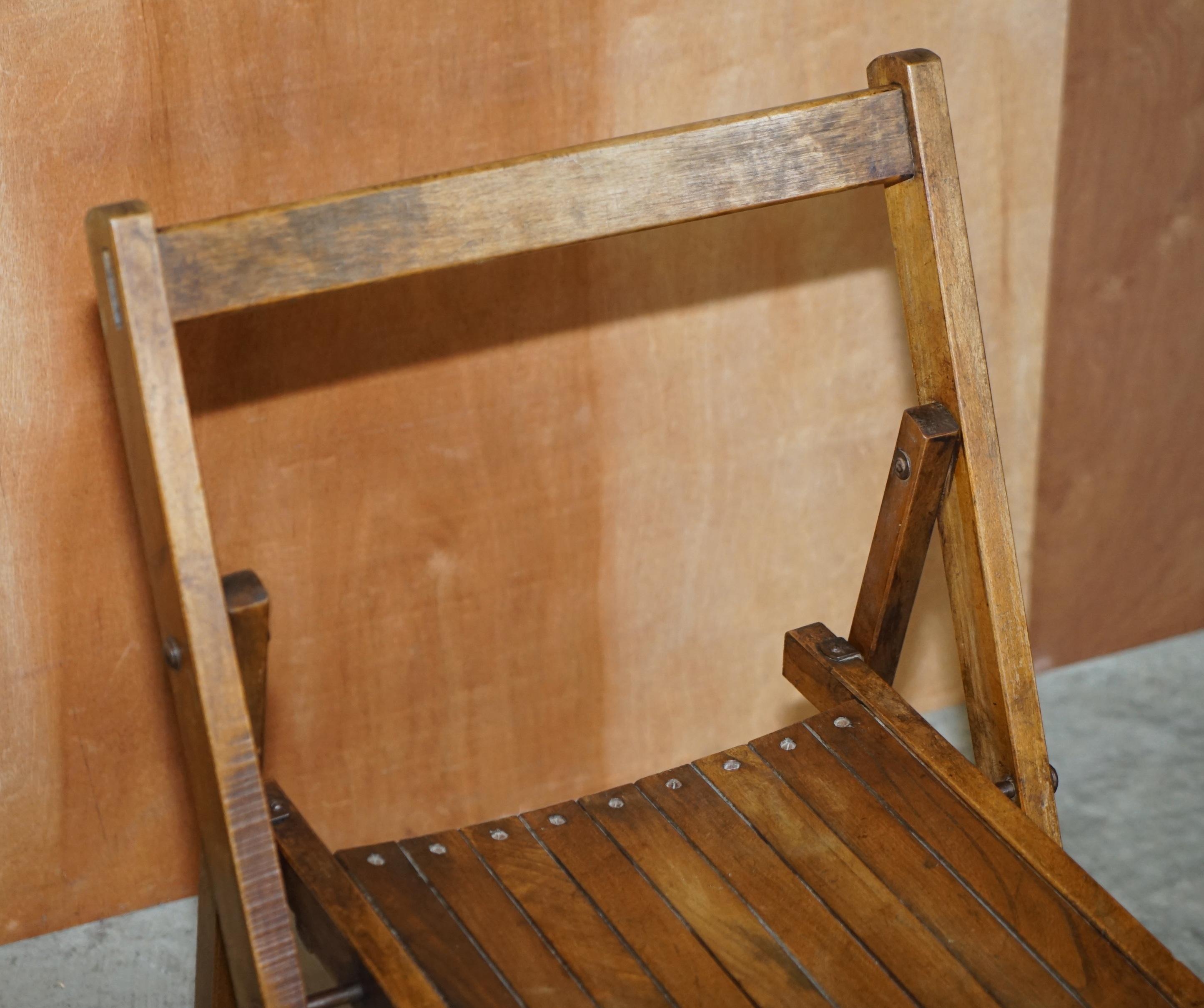 Suite aus sechs klappbaren Dampferstühlen aus englischer Eiche, um 1900-1920, atemberaubende Patina (Eichenholz) im Angebot